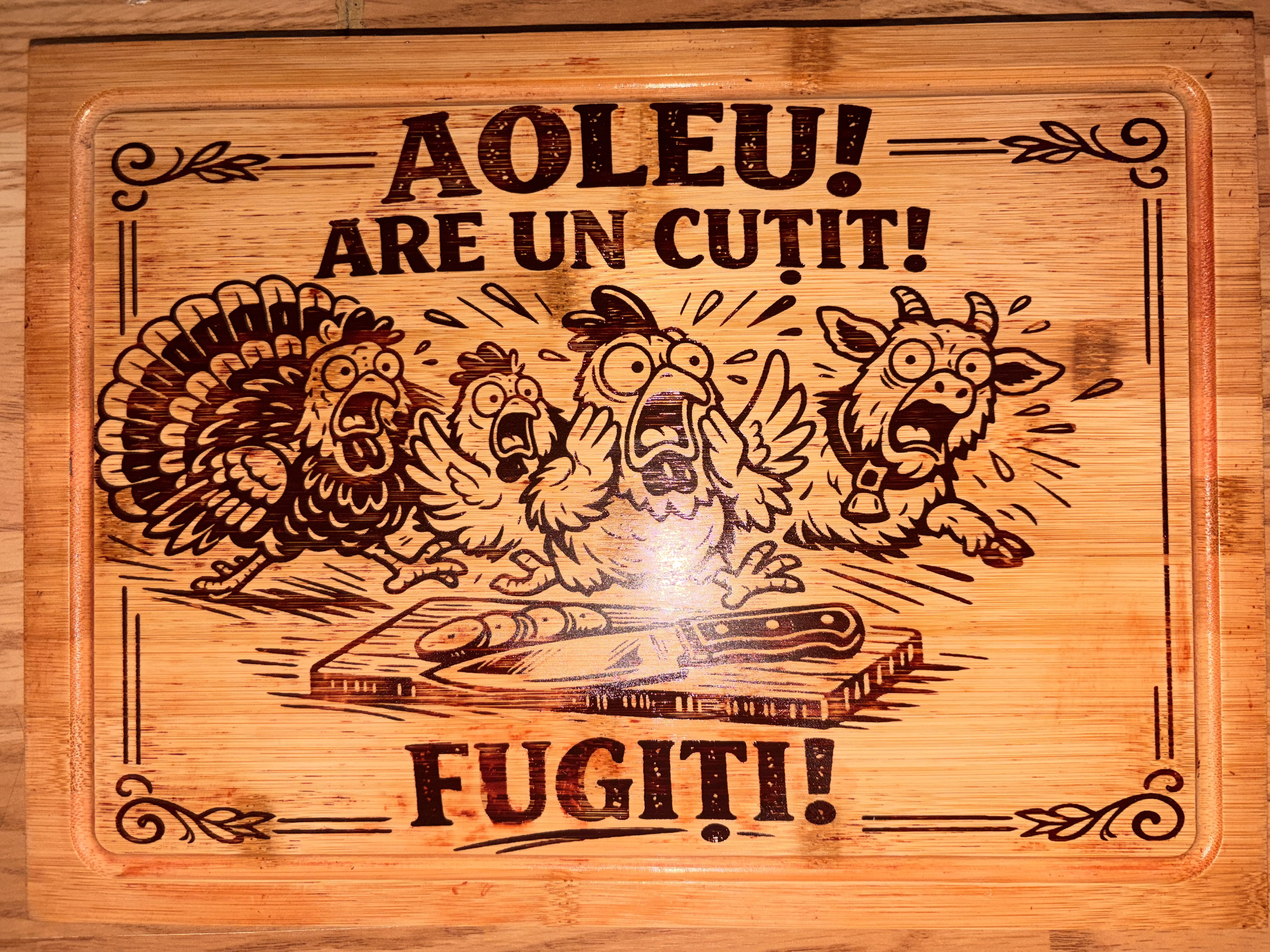 Tocator din lemn gravat „Aoleu! Are un cuțit! Fugi!” - imagine galerie