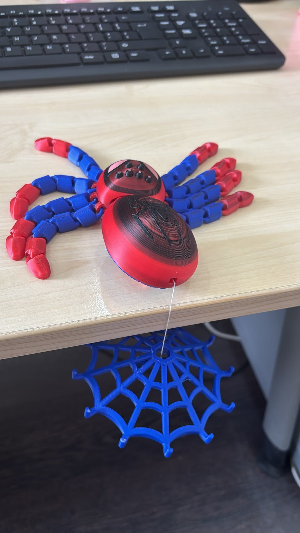 Păianjen articulat 3D cu pânză decorativă - imagine galerie
