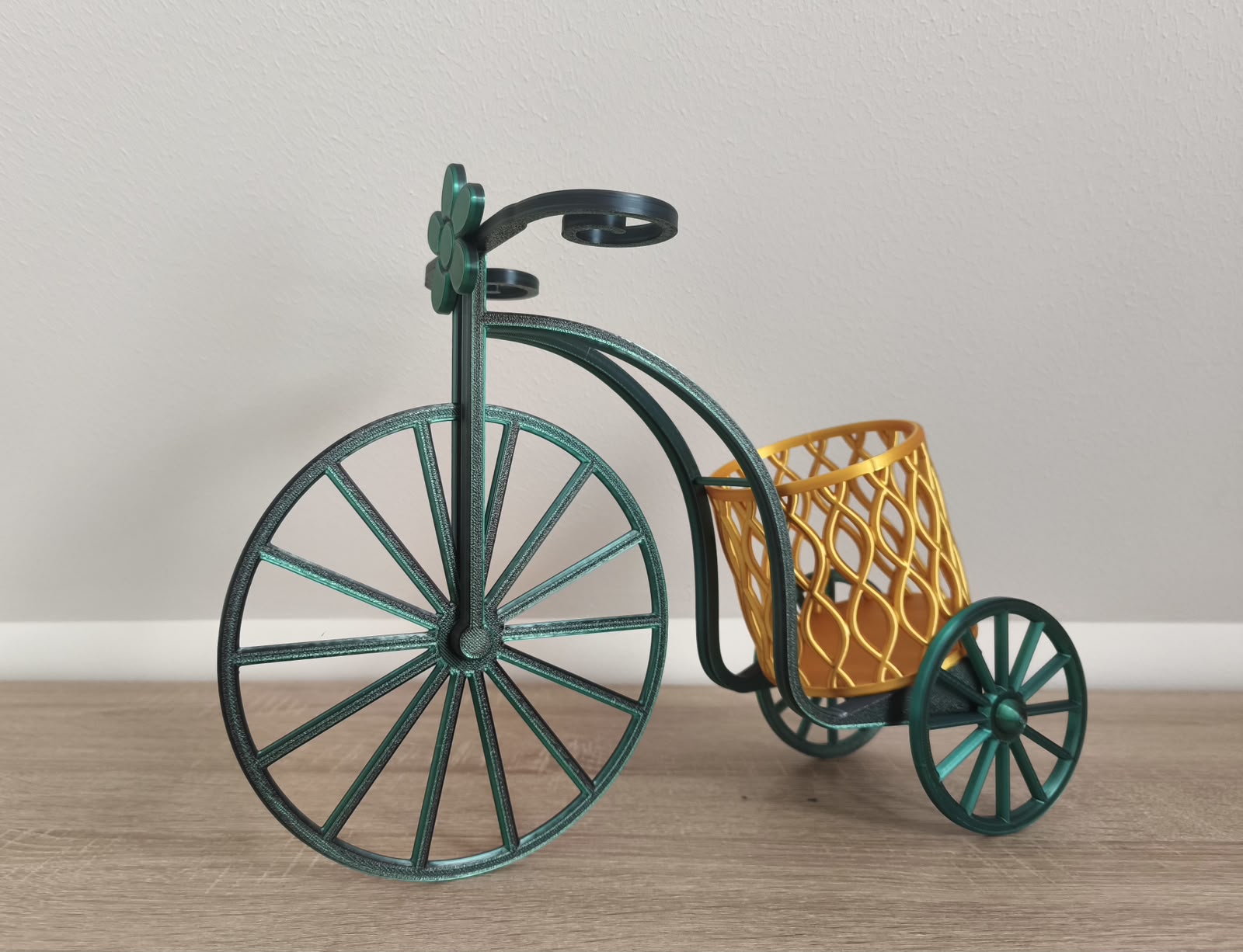 Suport pentru sticle în formă de tricicletă decorativă – Verde & Auriu - imagine galerie