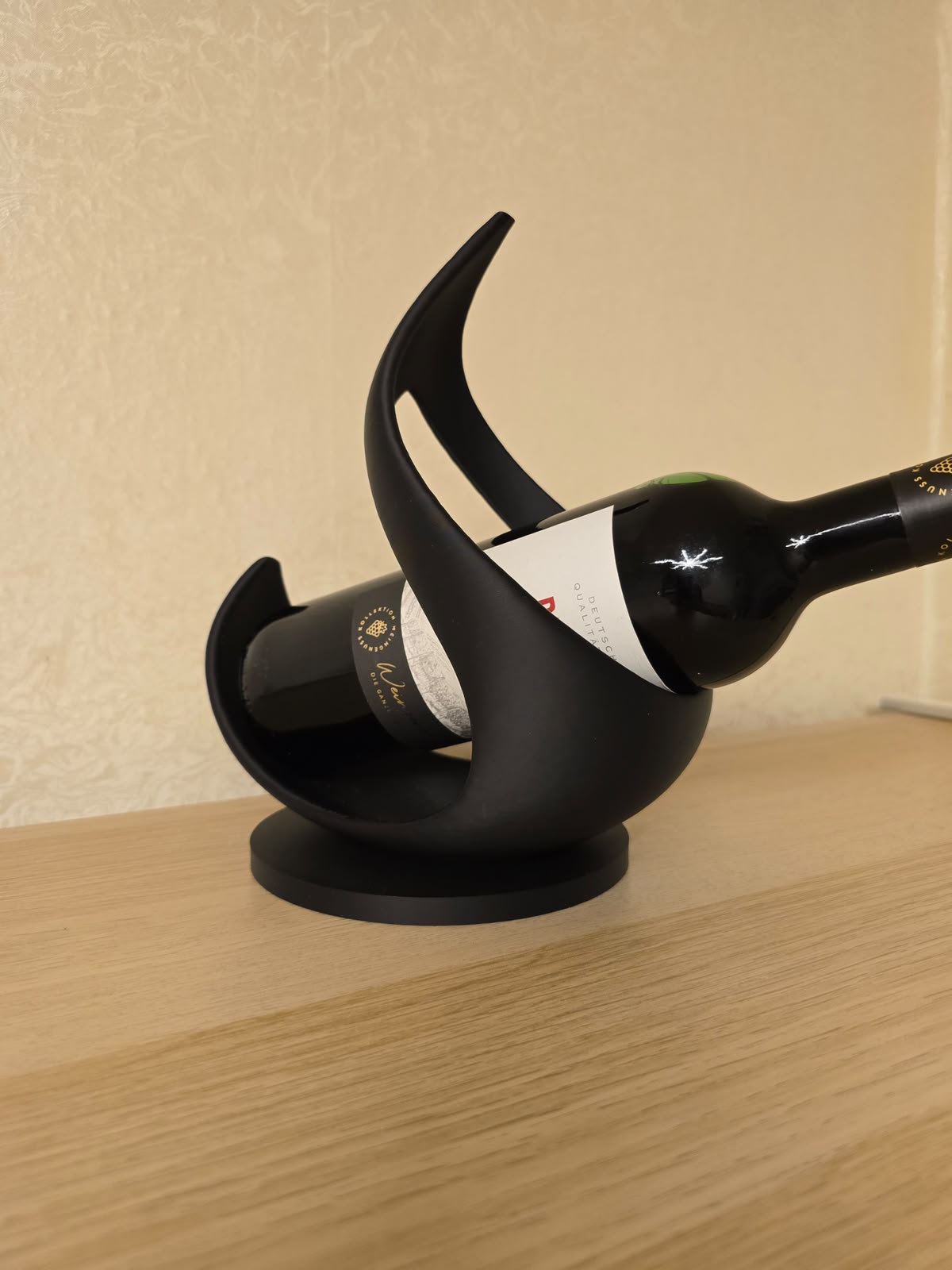 Suport 3D pentru sticlă de vin – design sculptural Black Wave - imagine galerie