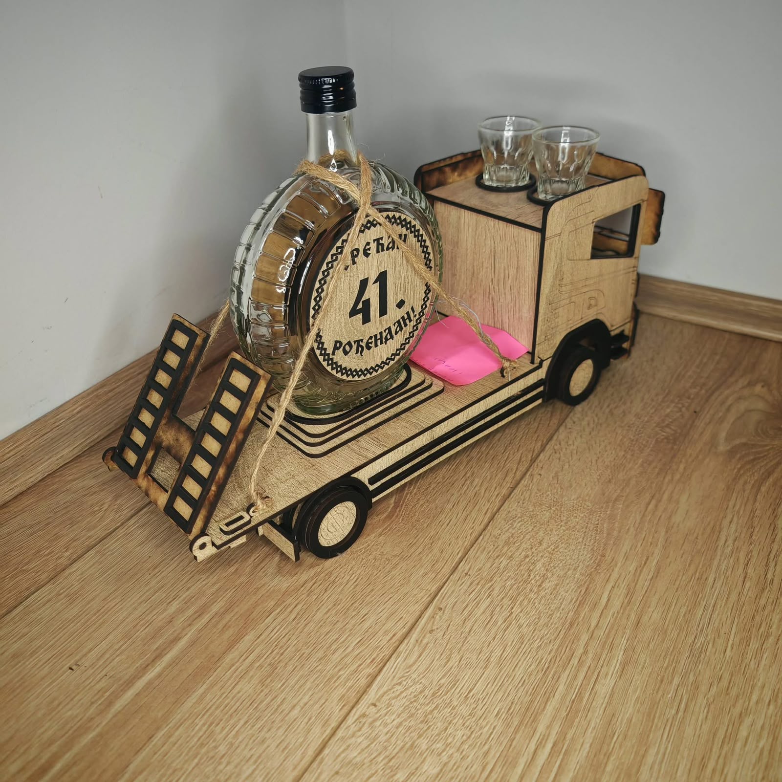 Suport Cadou 3D din Lemn pentru Sticlă și Pahare – Model Camion / Platformă - imagine galerie
