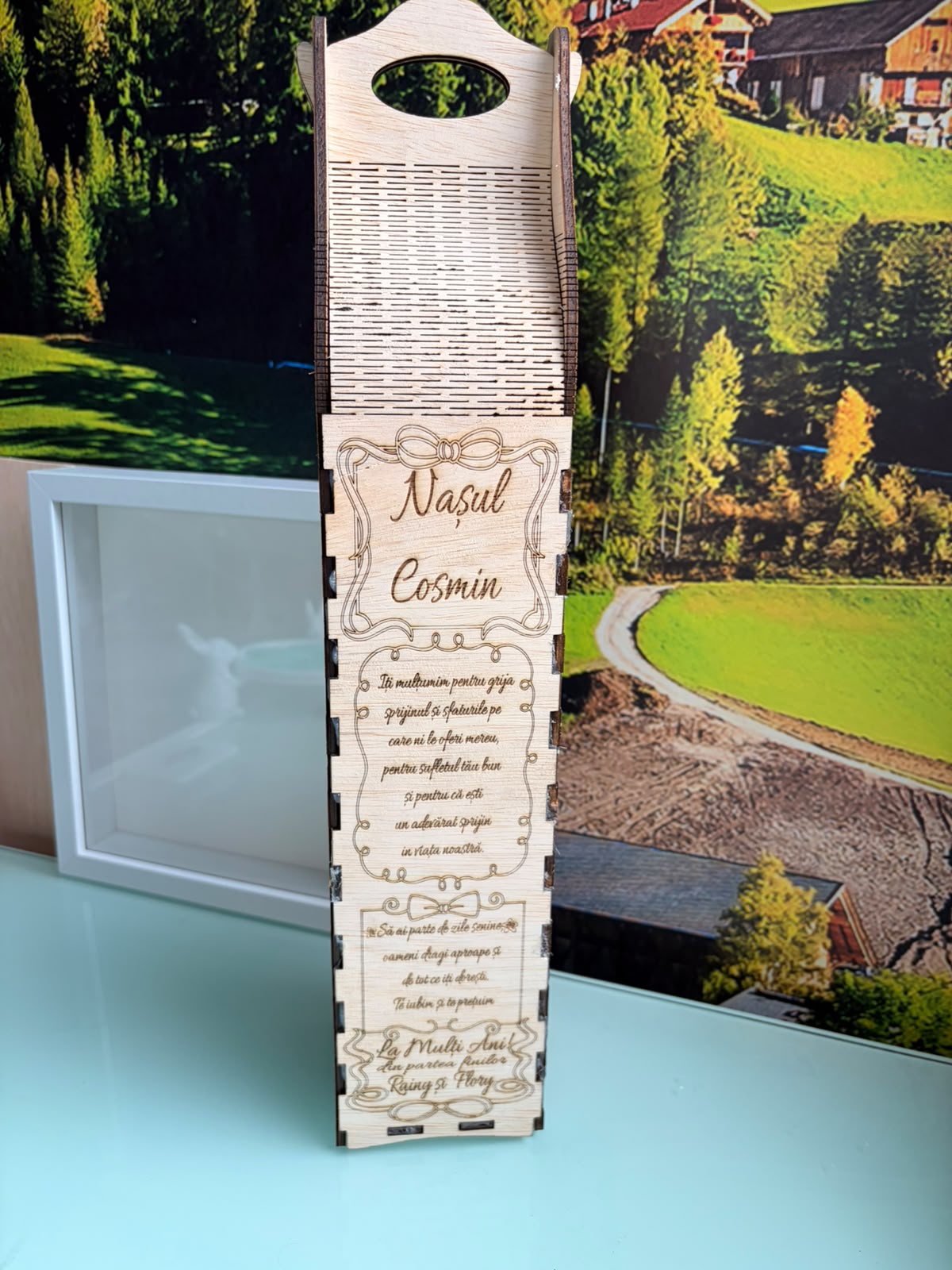 Cutie / Suport din Lemn Personalizat pentru Sticlă – Cadou Emoționant pentru Nași (Gravură Laser) - imagine galerie