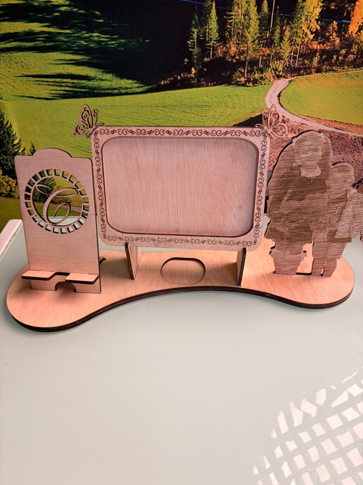 Organizator / Suport Birou din Lemn cu Ramă Foto, Suport Telefon și Siluete Decorative – Kasem Studio - imagine galerie