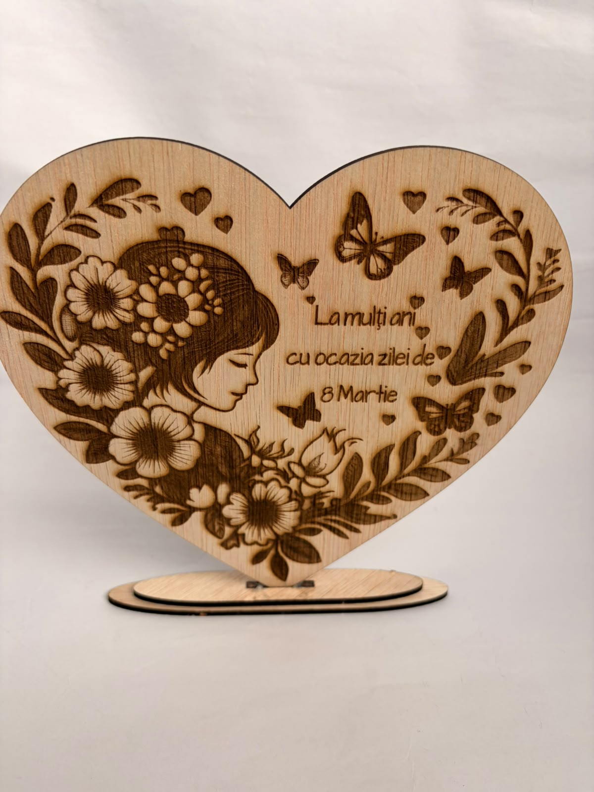 Plachetă Inimă din Lemn – „La mulți ani de 8 Martie” cu Siluetă Florală - imagine galerie