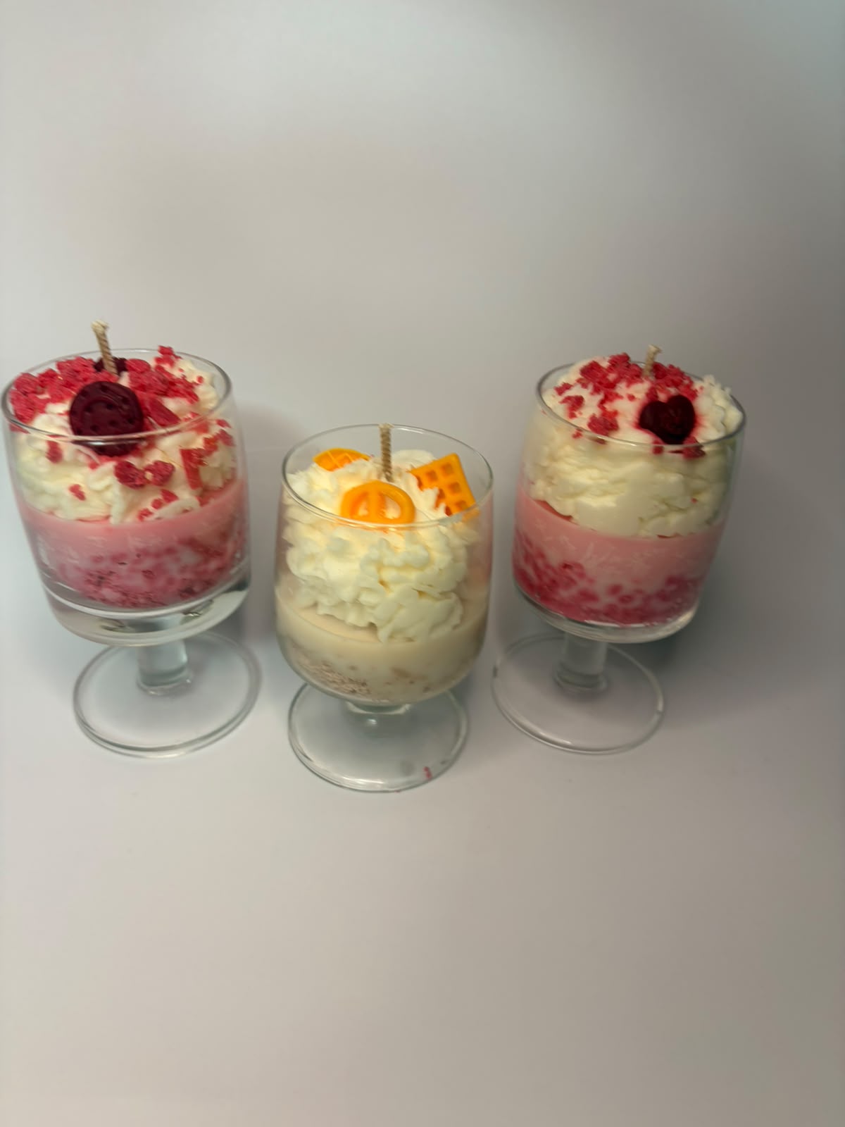 Lumânare Decorativă Handmade în Pahar cu Picior – Design Desert Gourmet (Cremă și Fructe) – Kasem Studio - imagine galerie
