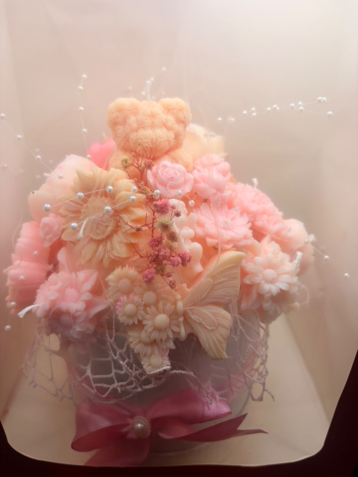 Aranjament Handmade din Lumânări Parfumate cu Ursuleț, Flori și Fluture – Kasem Studio - imagine galerie