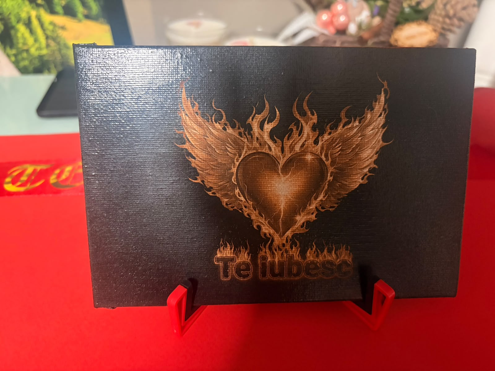 Tablou Decorativ Gravat cu Laser pe Lemn / Canvas – Design „Inimă cu Aripi de Foc și Mesaj Te Iubesc” – Kasem Studio - imagine galerie