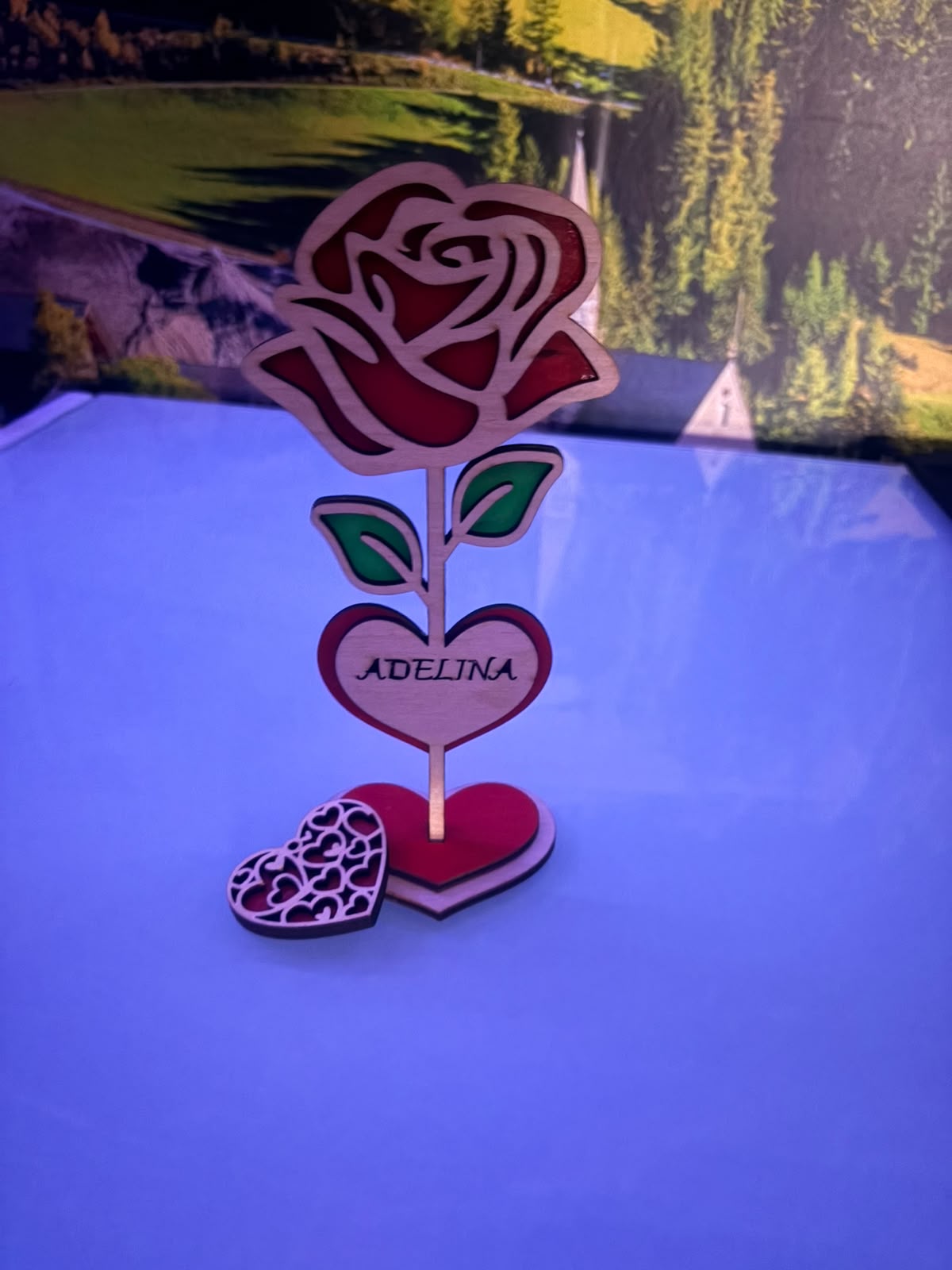 Trandafir Ornamental Personalizat din Lemn cu Suport Inimă și Gravură – Kasem Studio