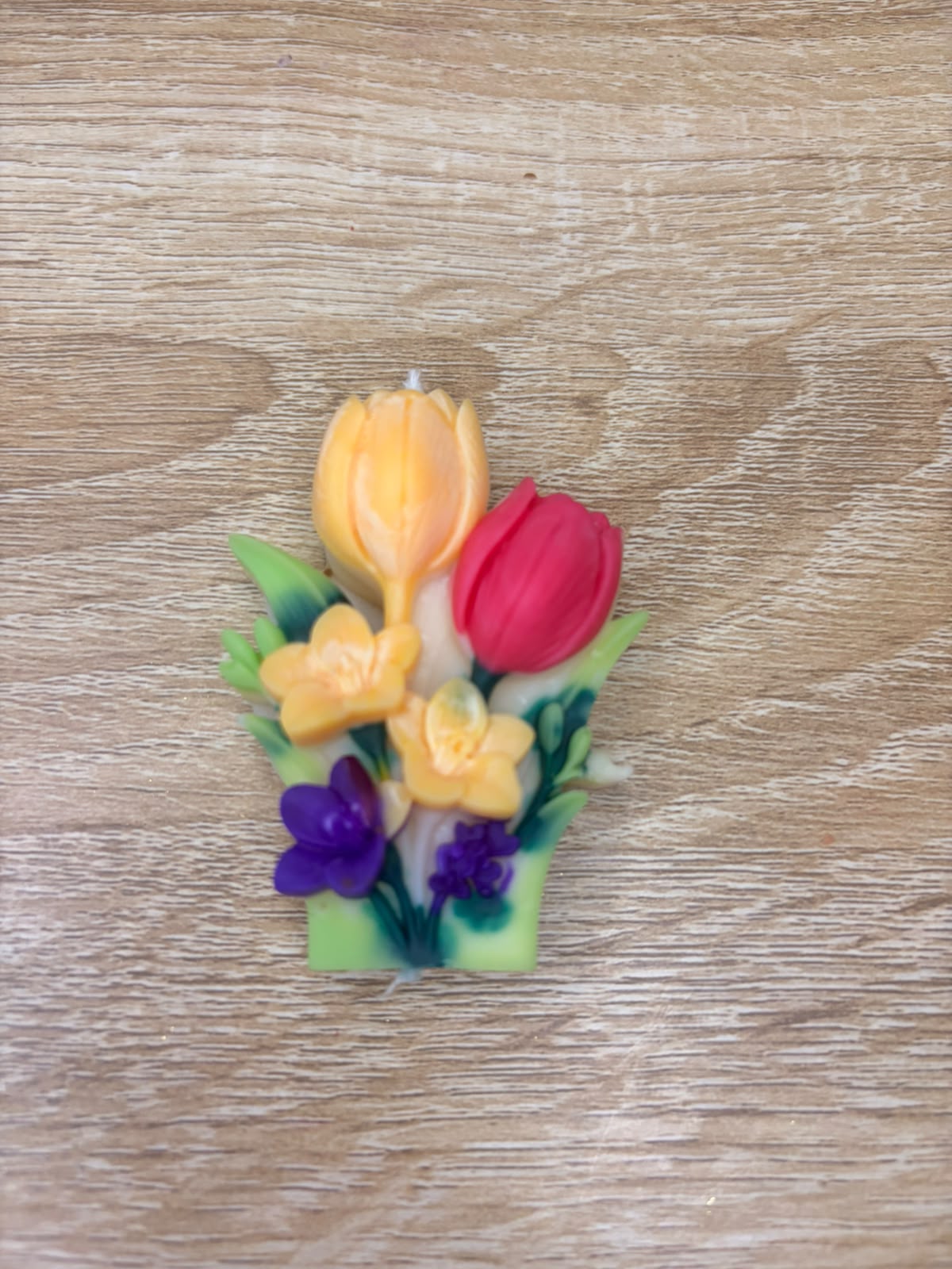 Lumânare Decorativă Turnată Manual cu Aranjament Floral Multicolor de Lalele și Flori – Kasem Studio - imagine galerie