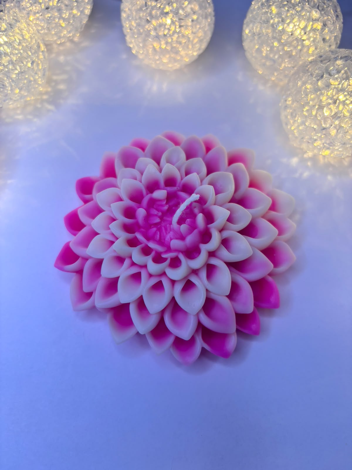 Lumânare Decorativă Turnată Manual în Formă de Floare în Nuanțe de Roz – Kasem Studio - imagine galerie