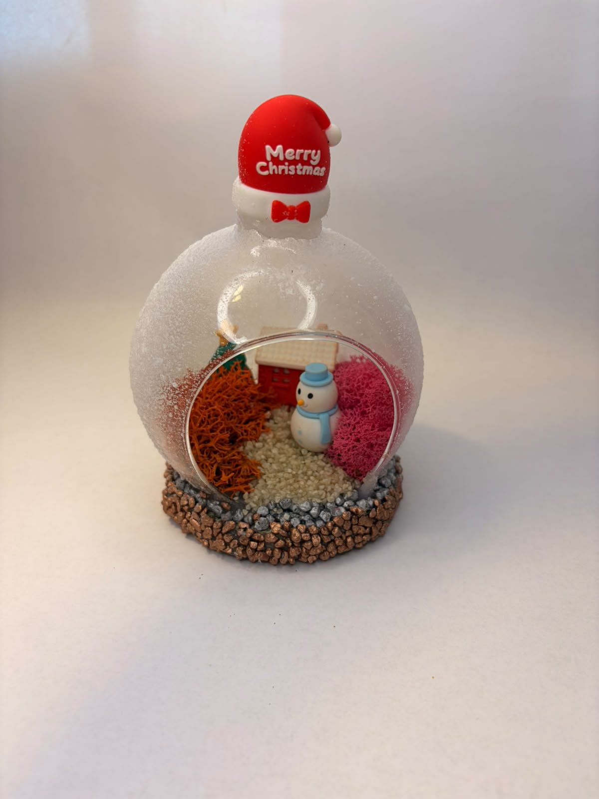 Glob Decorativ Festiv din Sticlă cu Dioramă de Iarnă și Căciuliță Moș Crăciun – Kasem Studio