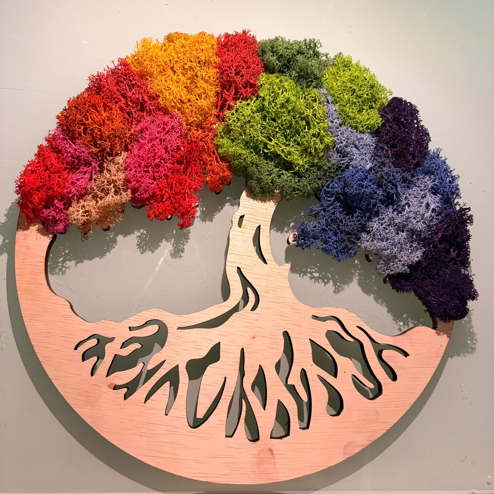 Tablou Circular din Lemn cu „Copacul Vieții” și Mușchi Stabilizați Colorati – Kasem Studio