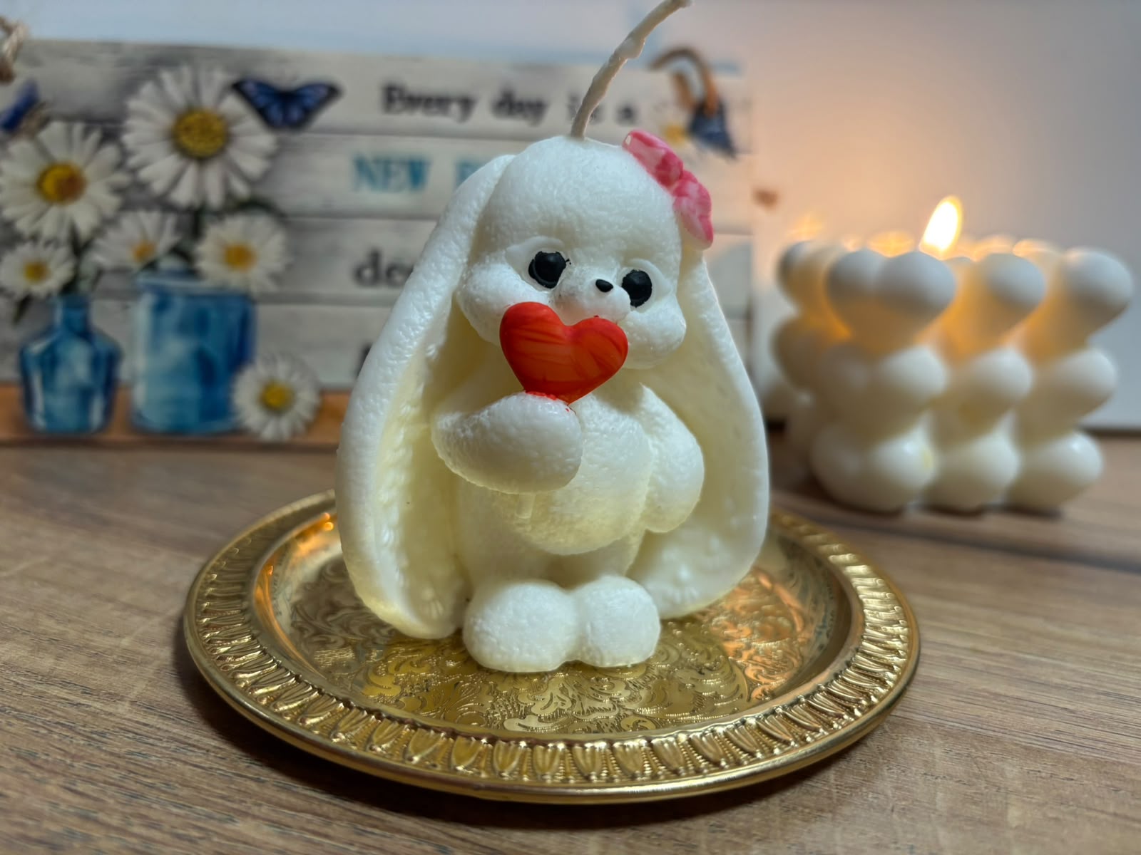 Lumânare Handmade Model Iepuraș Drăgălaș cu Inimioară – Kasem Studio - imagine galerie