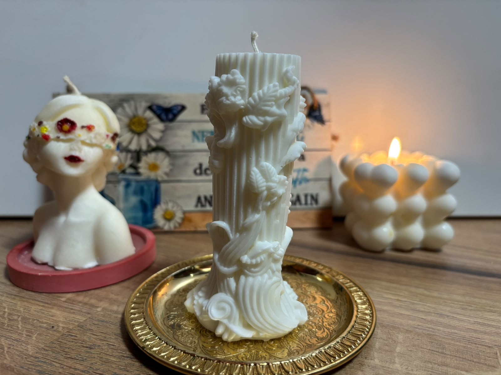 Lumânare Parfumată Handmade Model "Coloană cu Trandafiri și Relief Floral" – Kasem Studio - imagine galerie