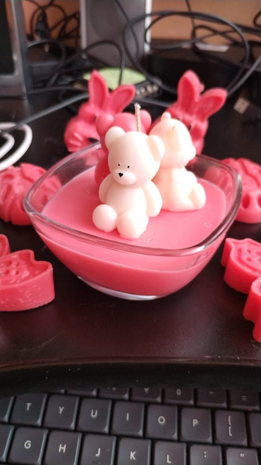 Lumânare Decorativă Handmade în Recipient de Sticlă Pătrat cu Topping Urșișori – Kasem Studio