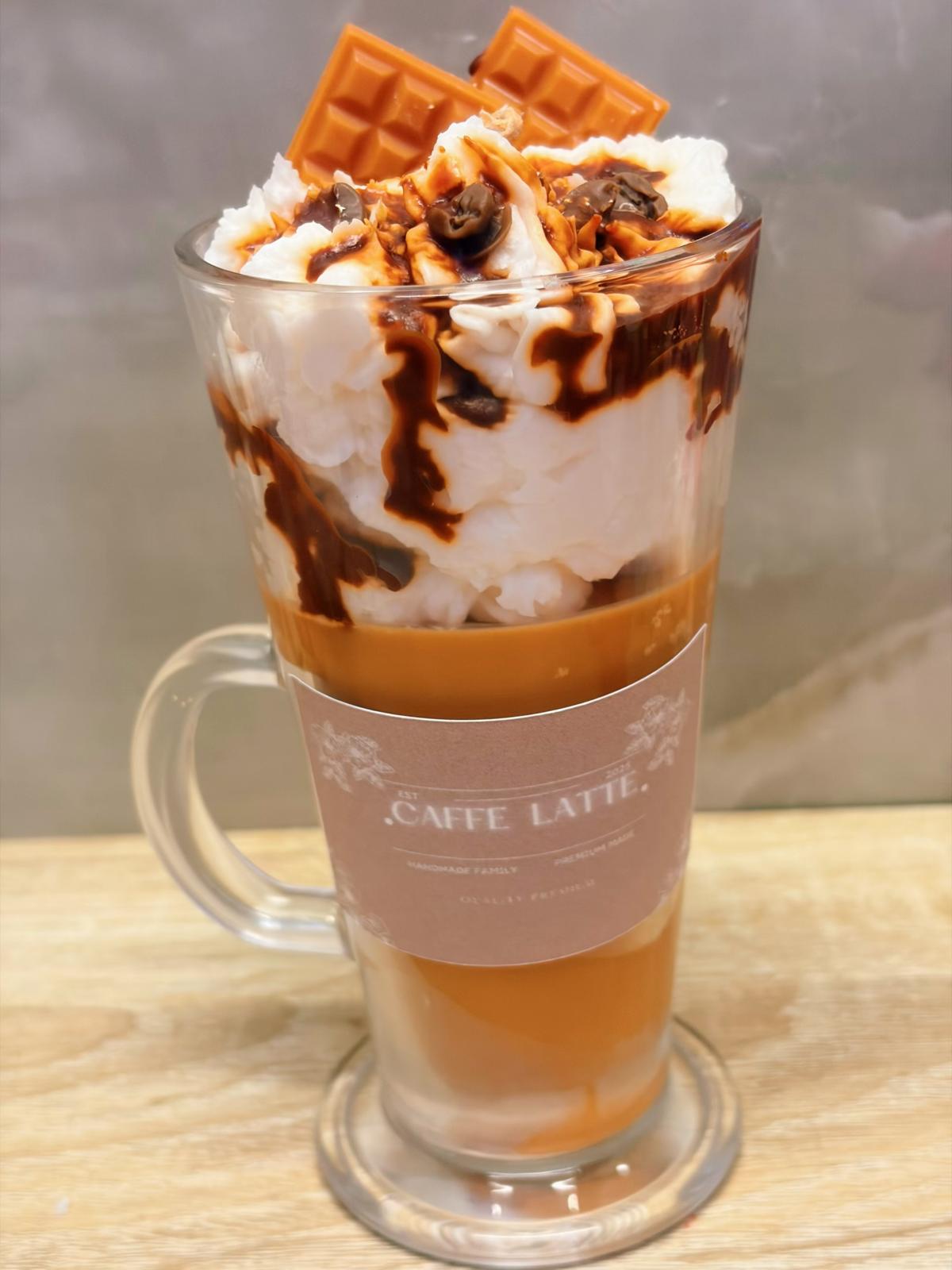 Lumânare Parfumată Artizanală în Pahar „Caffe Latte” cu Frișcă și Topping – Kasem Studio - imagine galerie