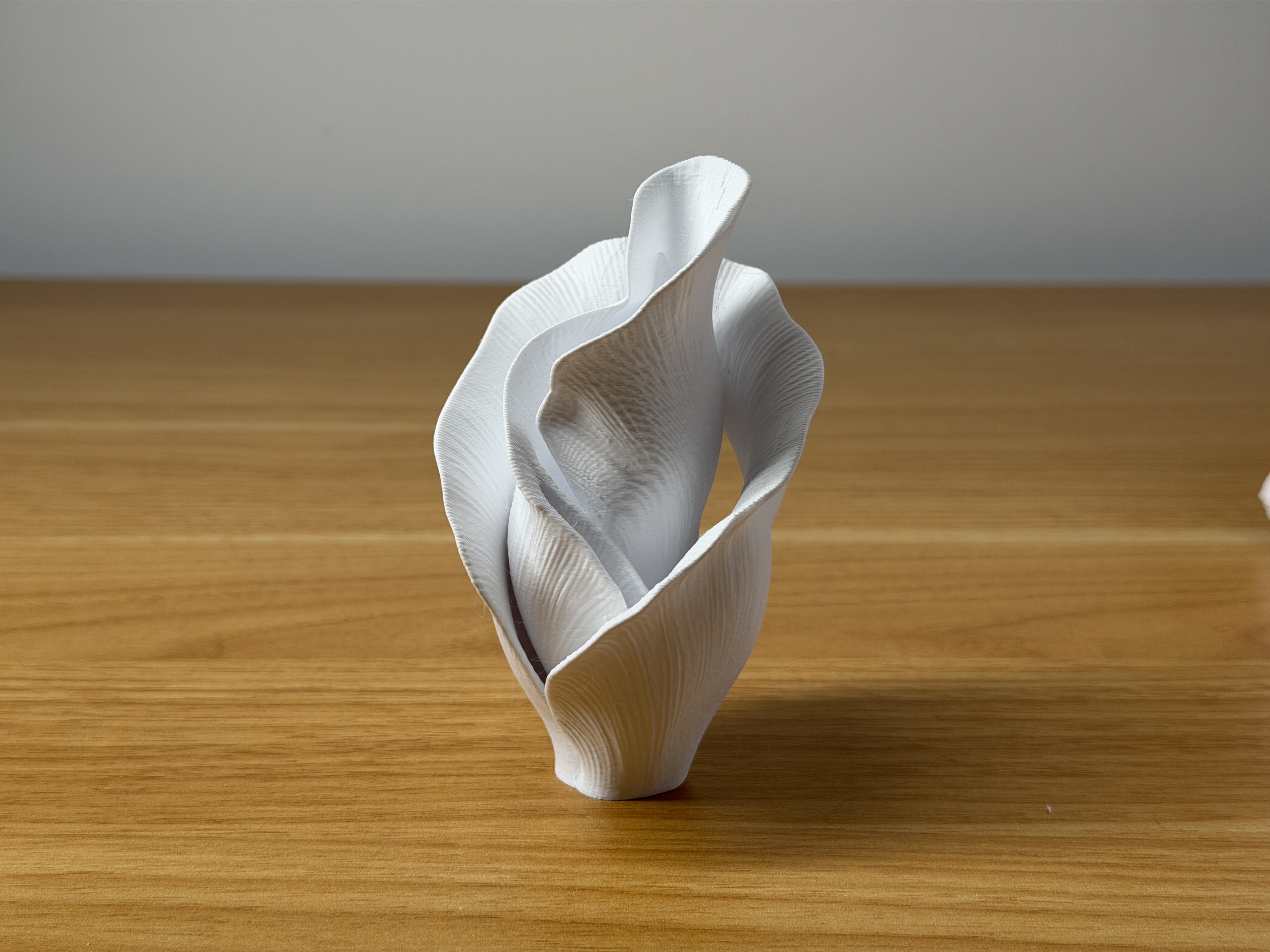 Vază decorativă 3D cu design organic tip petale - imagine galerie