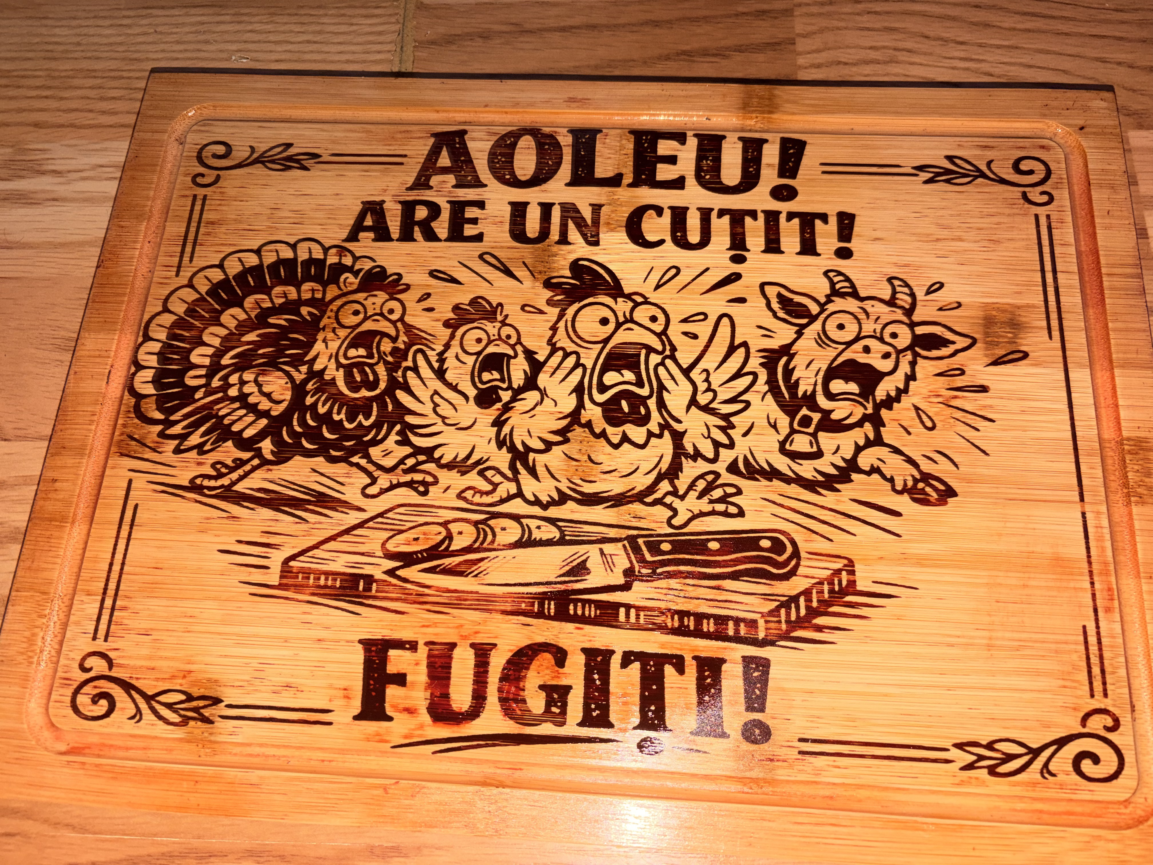 Tocator din lemn gravat „Aoleu! Are un cuțit! Fugi!” - imagine galerie