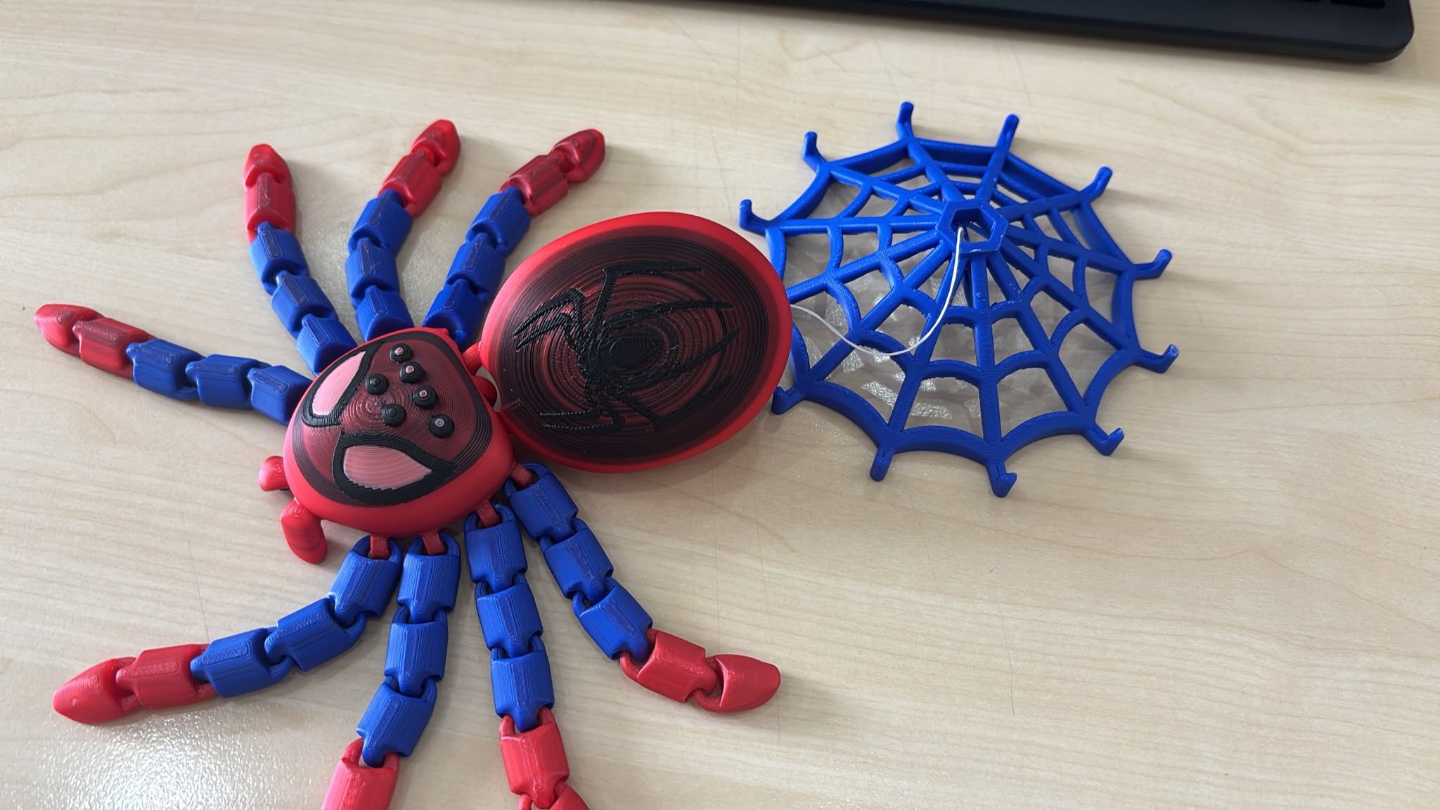 Păianjen articulat 3D cu pânză decorativă - imagine galerie