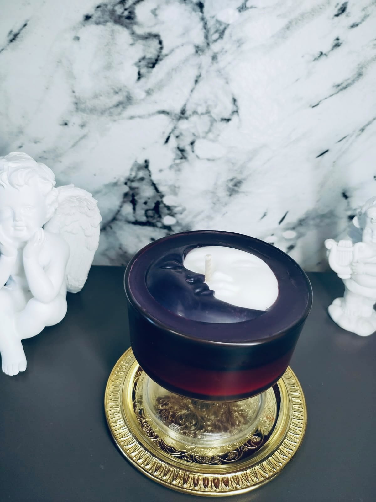 Lumânare Decorativă Turnată Manual în Suport Elegant cu Motive Astrale – Kasem Studio - imagine galerie