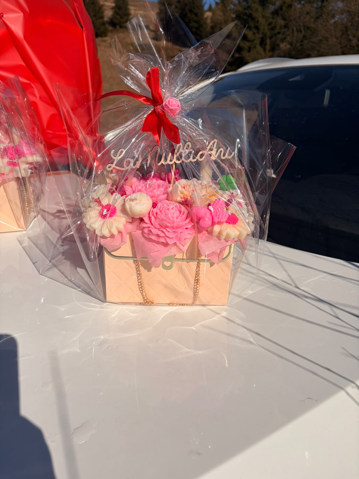 Aranjament Cadou cu Lumânări Parfumate în Formă de Flori – Cutie Geantă „La mulți ani!” - imagine galerie