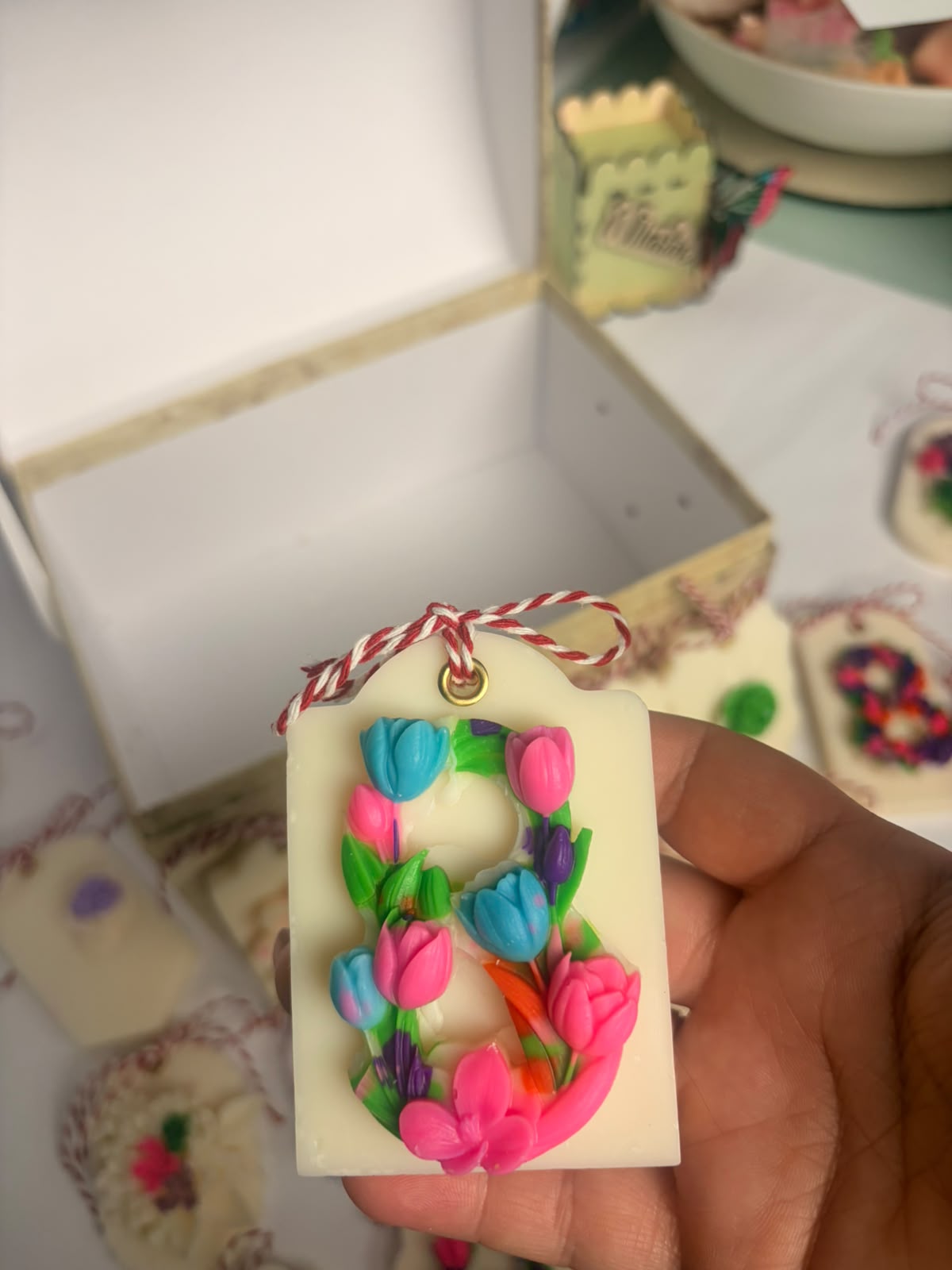 Colecție Mărțișoare și Mărturii Handmade – Lumânări Parfumate cu Design Floral și Personalizare – Kasem Studio - imagine galerie