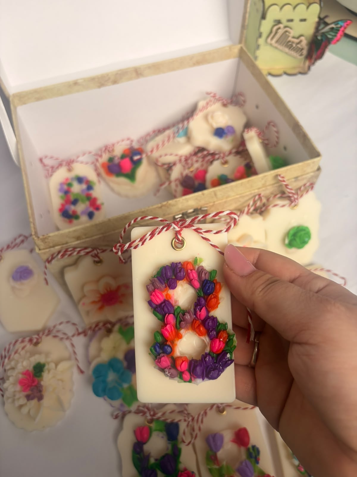 Colecție Mărțișoare și Mărturii Handmade – Lumânări Parfumate cu Design Floral și Personalizare – Kasem Studio - imagine galerie