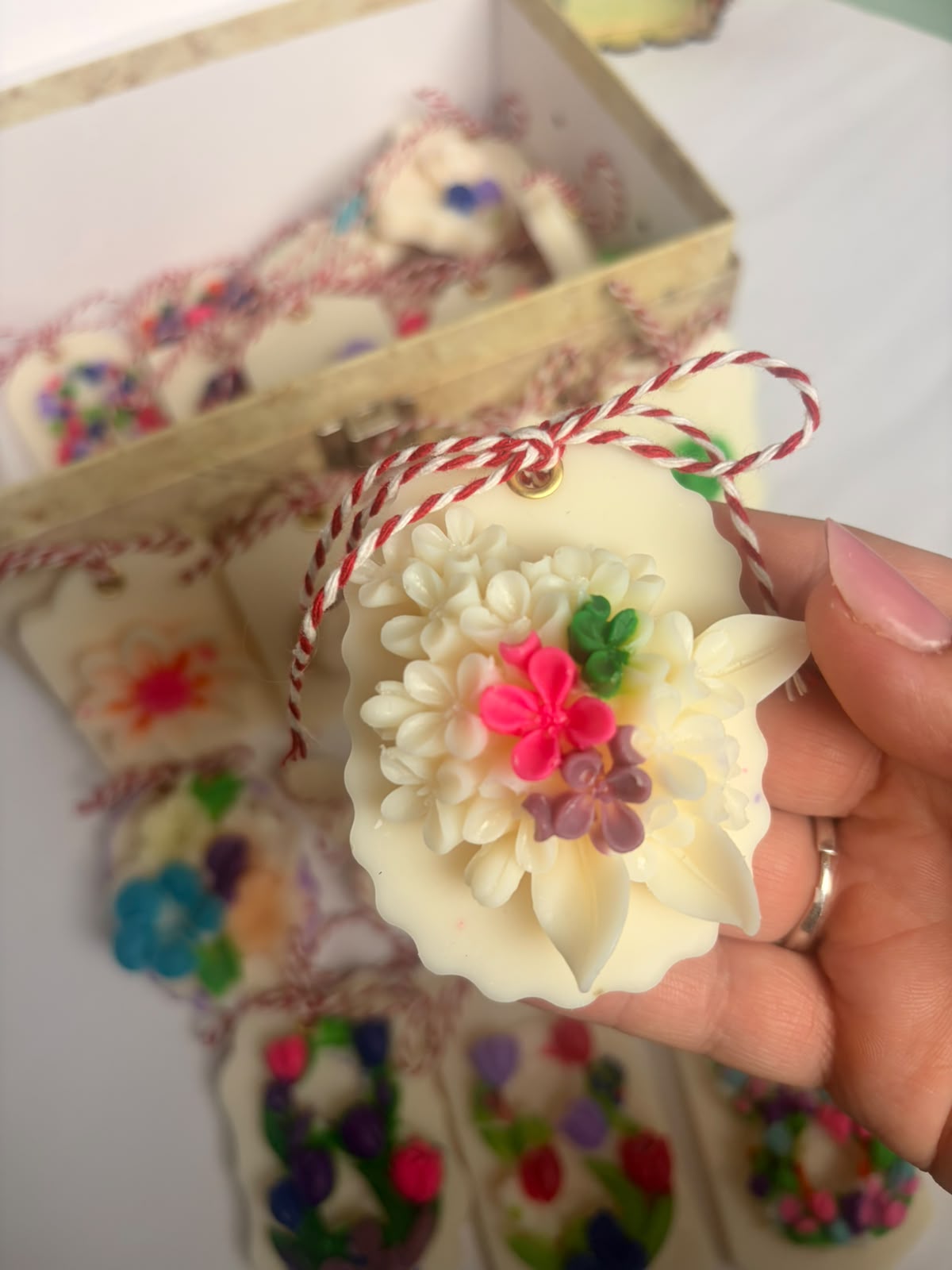 Colecție Mărțișoare și Mărturii Handmade – Lumânări Parfumate cu Design Floral și Personalizare – Kasem Studio - imagine galerie