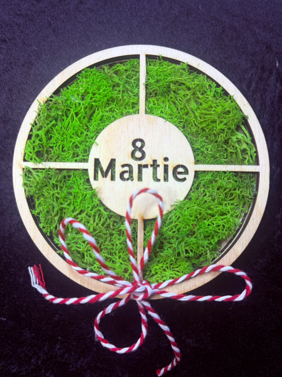 Decorațiune Rotundă din Lemn cu Mușchi Stabilizat și Mesaj „8 Martie” - imagine galerie