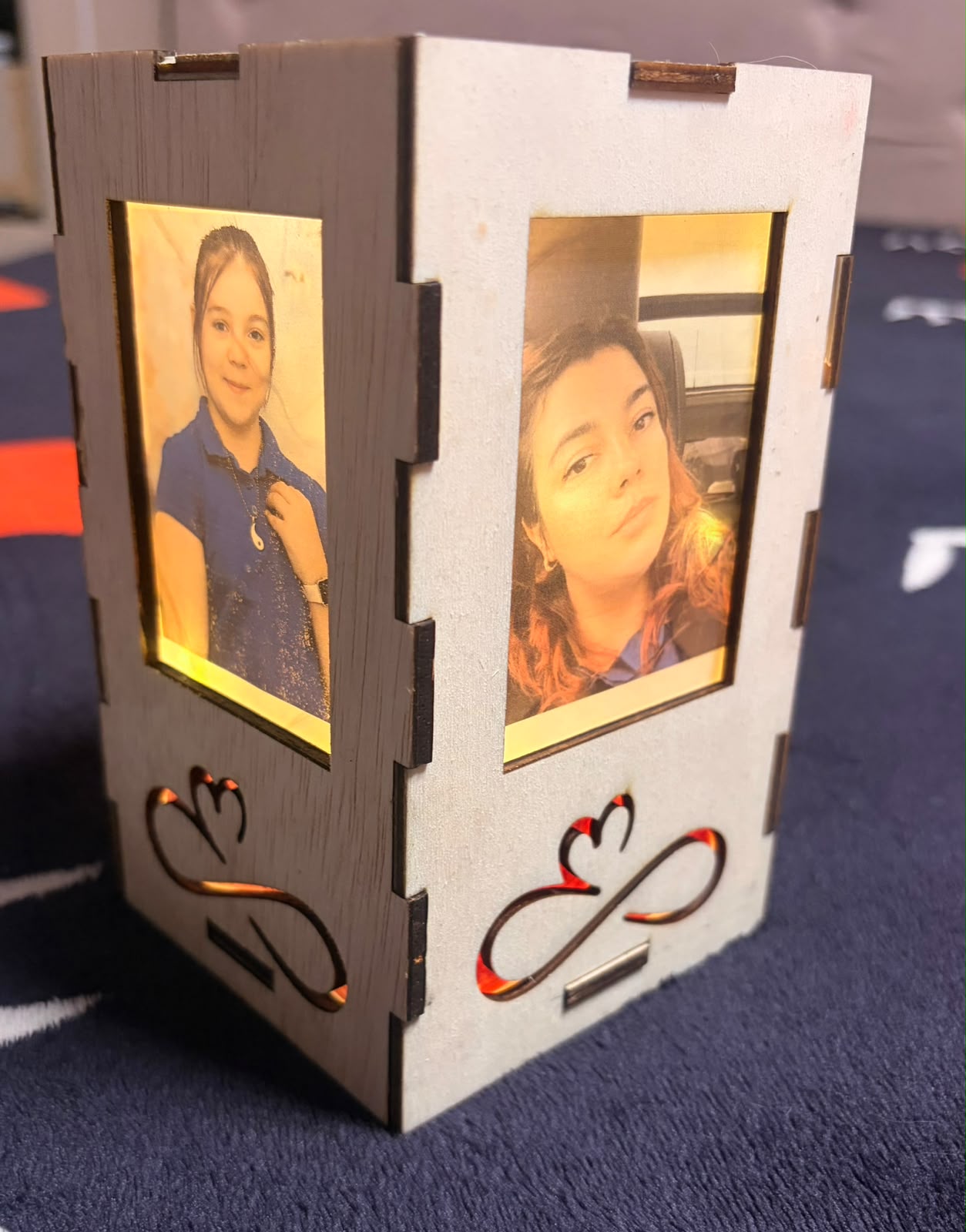 Lampă Rotundă / Turn Personalizată din Lemn cu Fotografii Multiple și Iluminare LED – Kasem Studio - imagine galerie