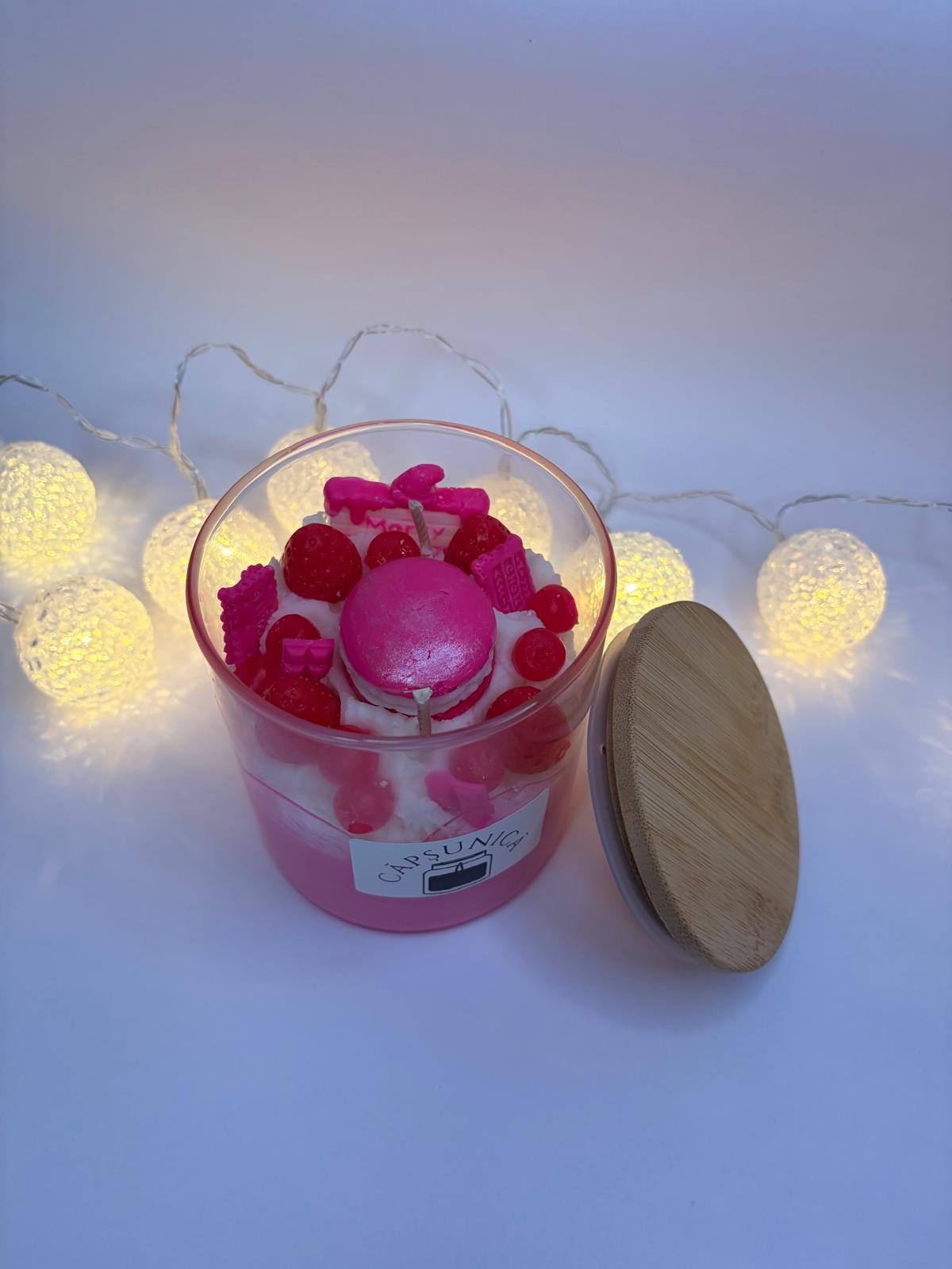 Lumânare Parfumată Handmade în Recipient de Sticlă „Căpșunică” - imagine galerie