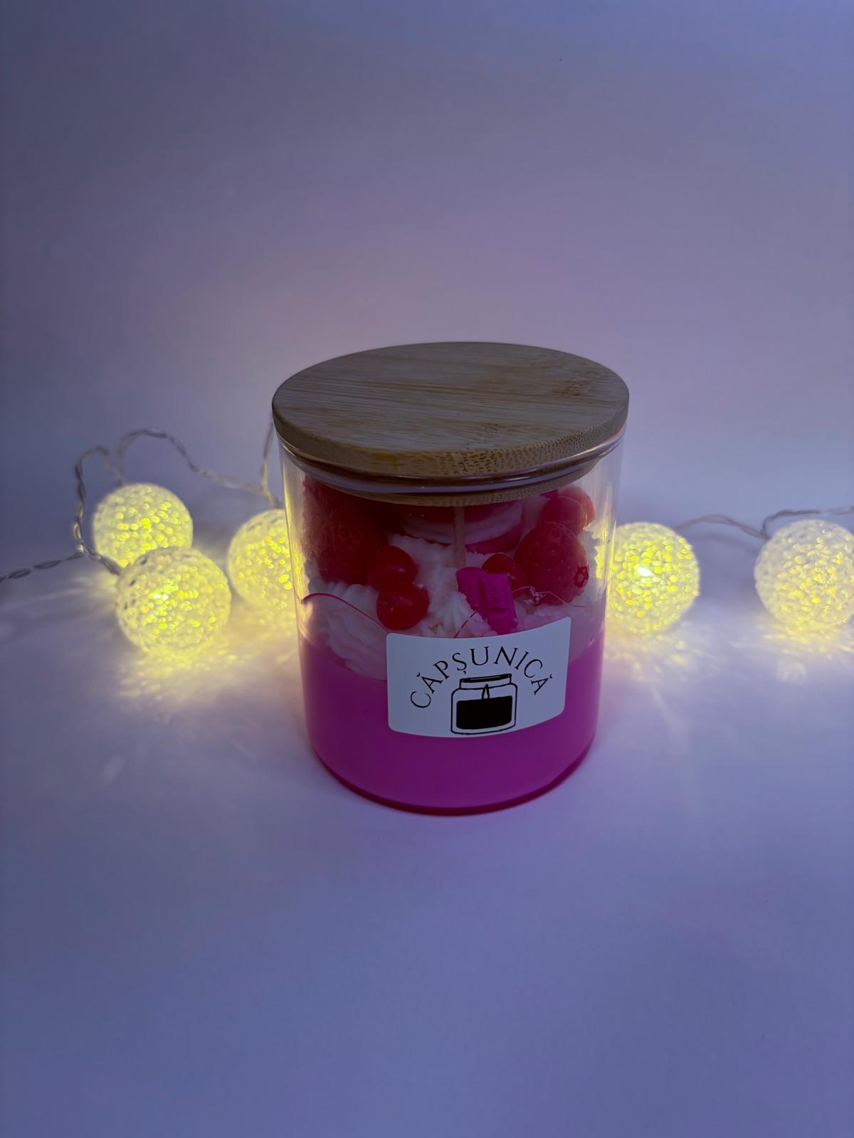 Lumânare Parfumată Handmade în Recipient de Sticlă „Căpșunică” - imagine galerie