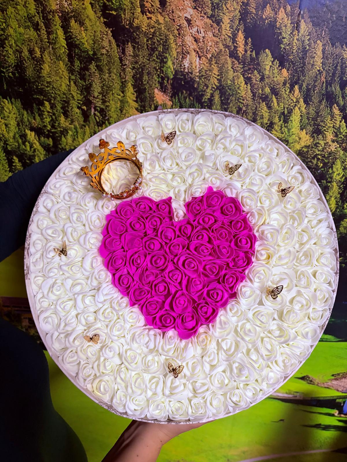 Cutie Rotundă cu Trandafiri Albi și Inimă Roz, Accesorizată cu Coroană - imagine galerie