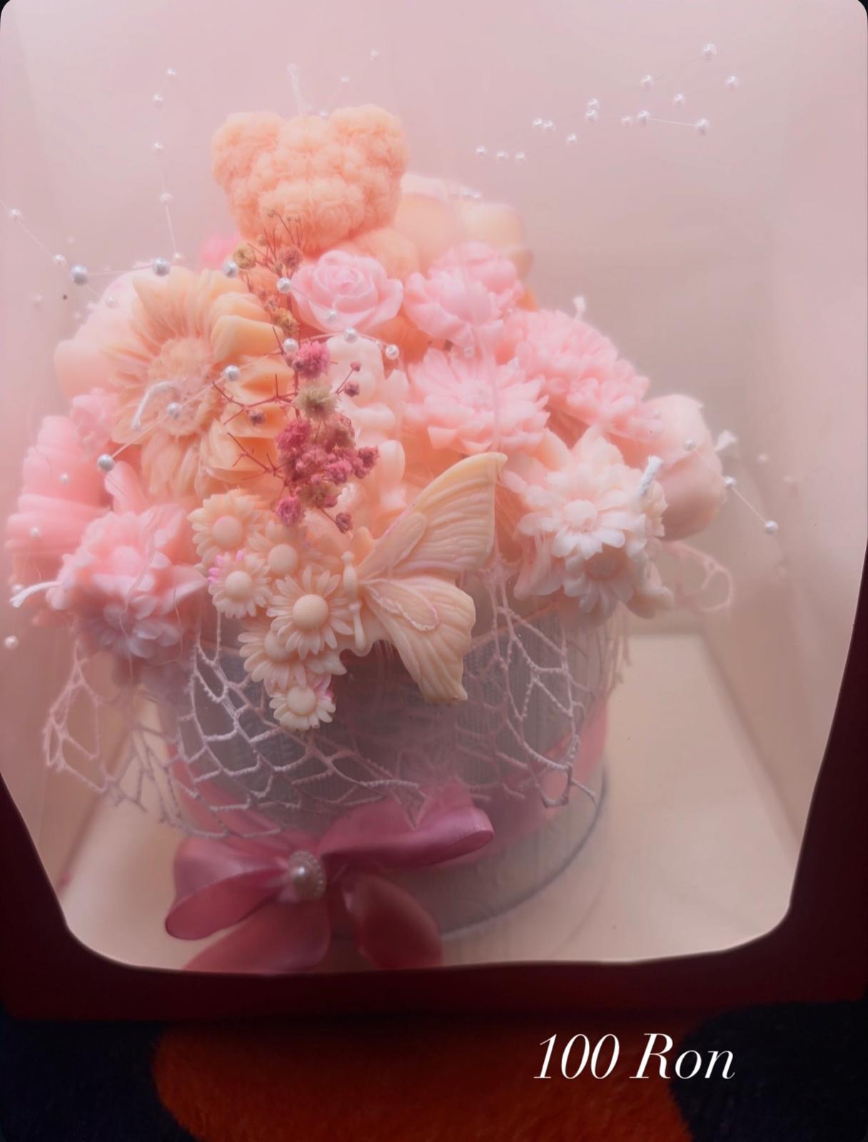 Aranjament Handmade din Lumânări Parfumate cu Ursuleț, Flori și Fluture – Kasem Studio - imagine galerie