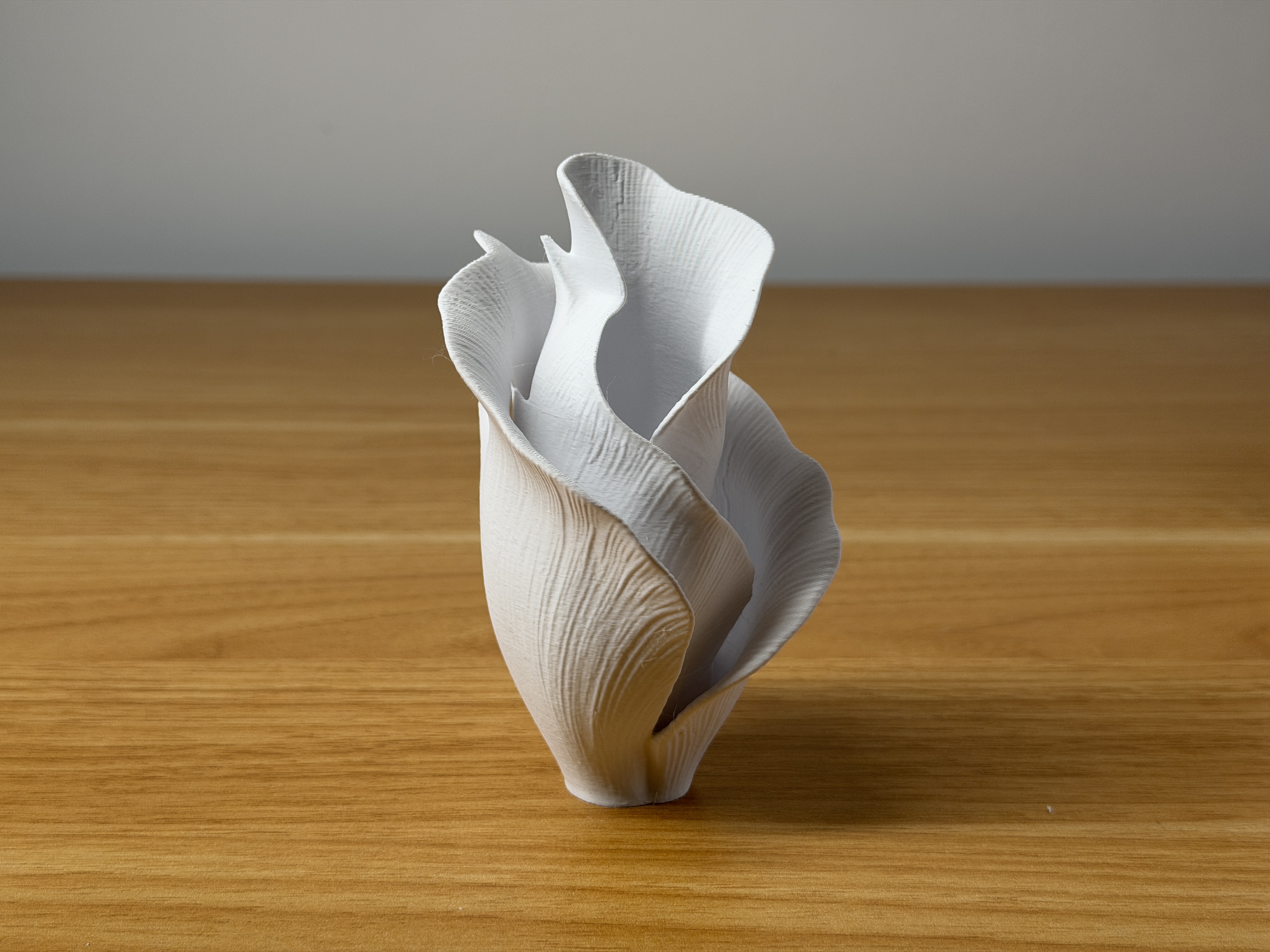 Vază decorativă 3D cu design organic tip petale - imagine galerie