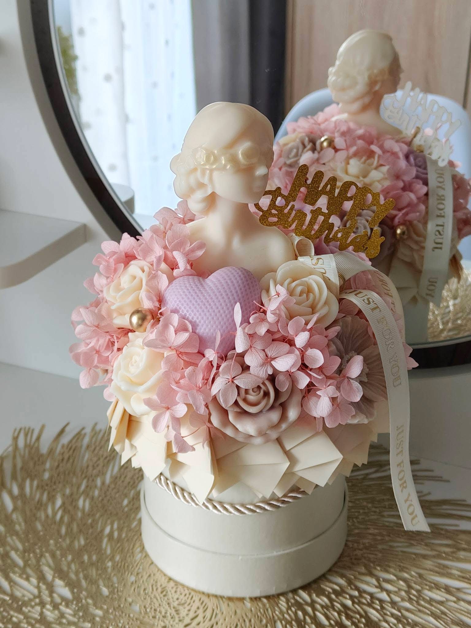 Aranjament Floral Elegant cu Bust Feminin, Trandafiri și Inimă – Cadou Special