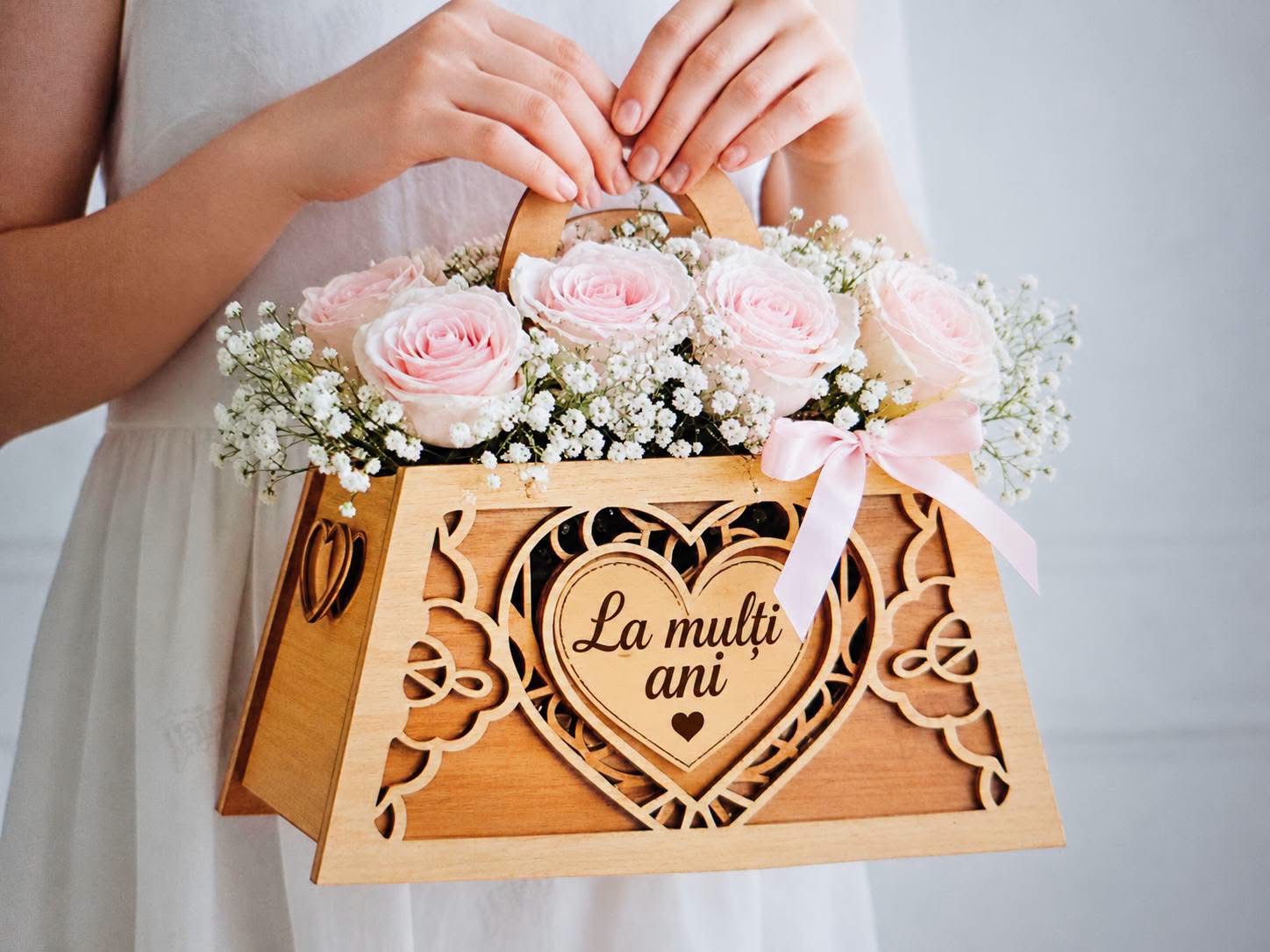 Geantă Florală din Lemn cu Trandafiri și Mesaj Personalizat – La Mulți Ani