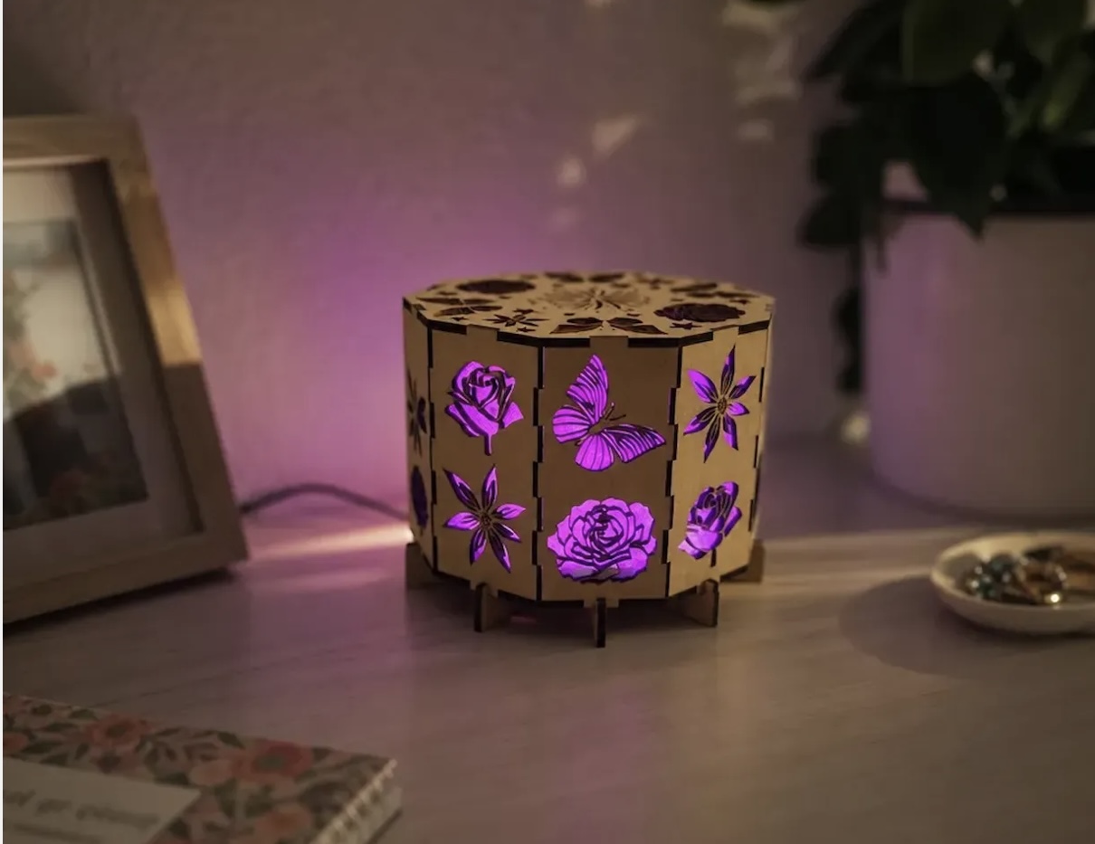 Lampă Decorativă din Lemn cu Fluturi și Trandafiri