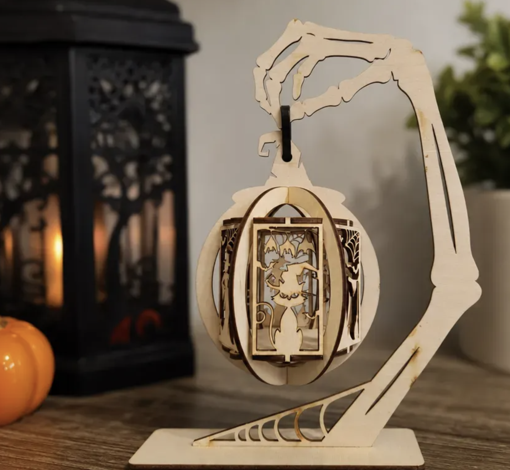 Decorațiune Halloween 3D din Lemn – Glob Suspendat în Mâna Scheletului