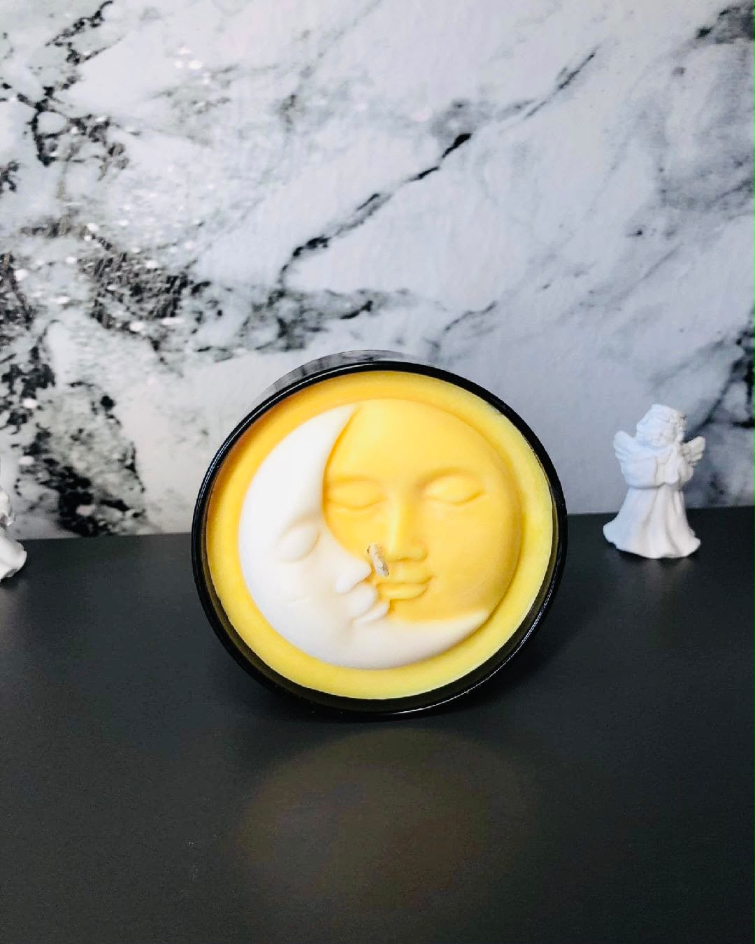 Lumânare Decorativă Turnată Manual în Suport Elegant cu Motive Astrale – Kasem Studio
