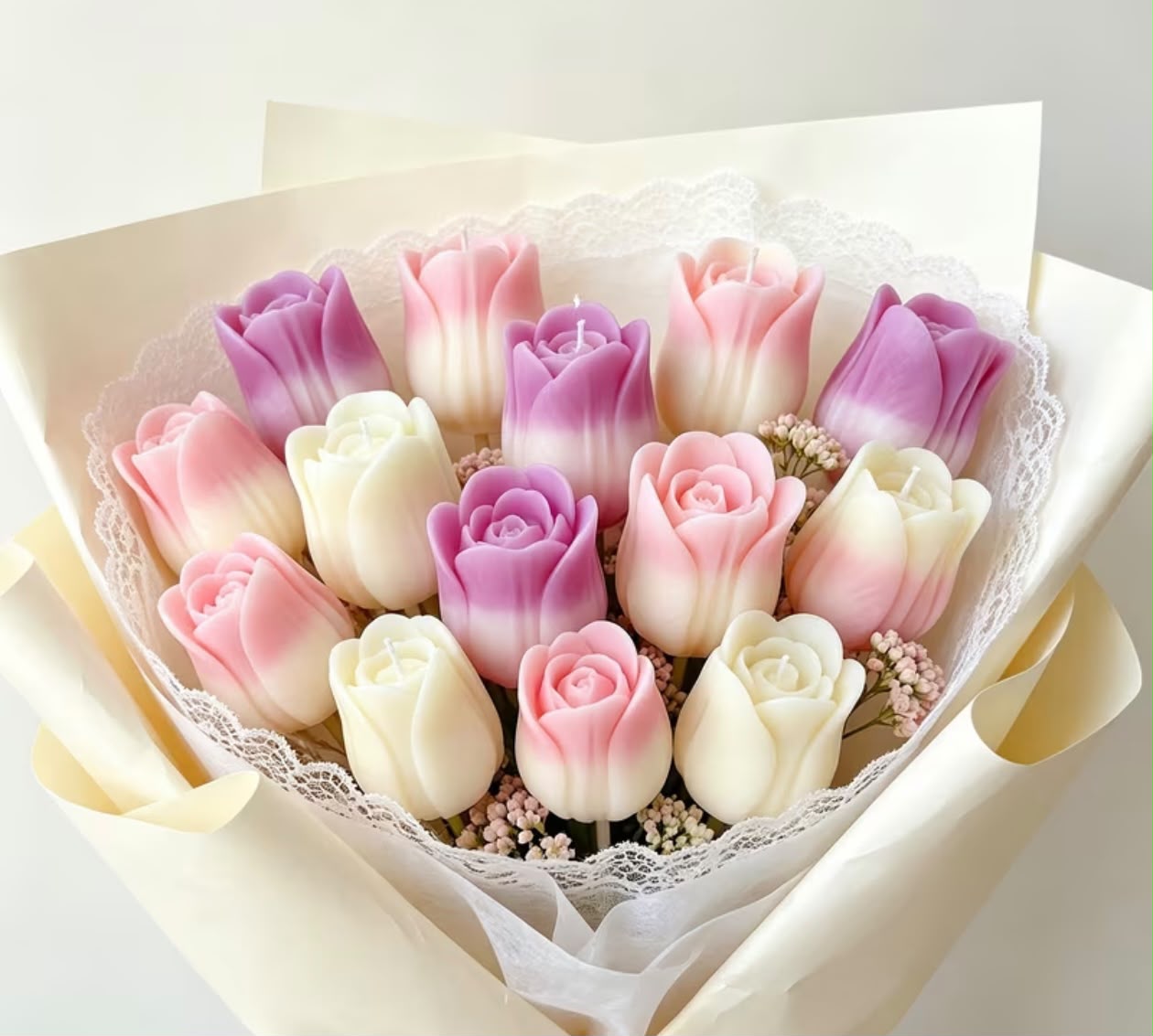 Buchet elegant din trandafiri și lalele din ceară parfumată