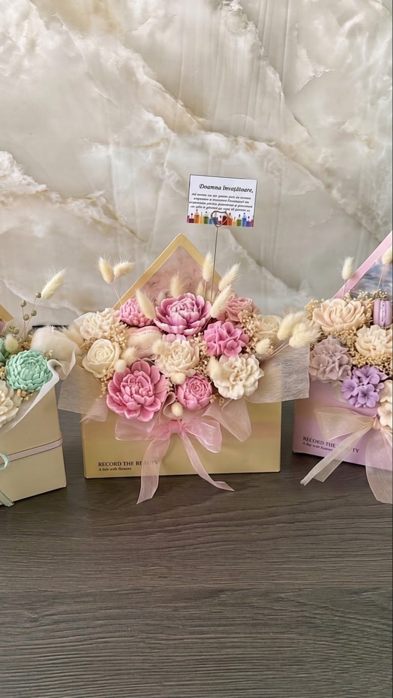 Aranjament floral în cutie plic cu mesaj