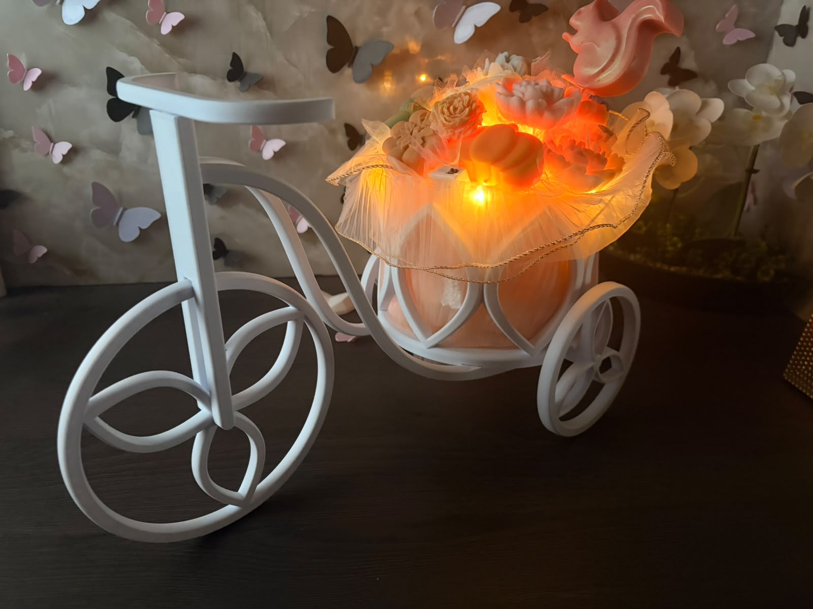 Bicicletă decorativă luminoasă cu aranjament din flori de ceară parfumată (50 cm)