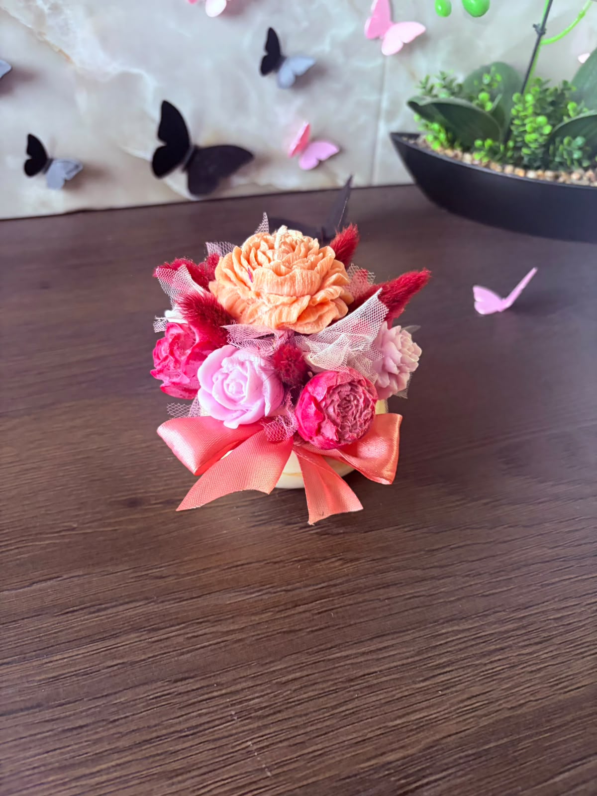 Mini aranjament floral parfumat cu fundă decorativă