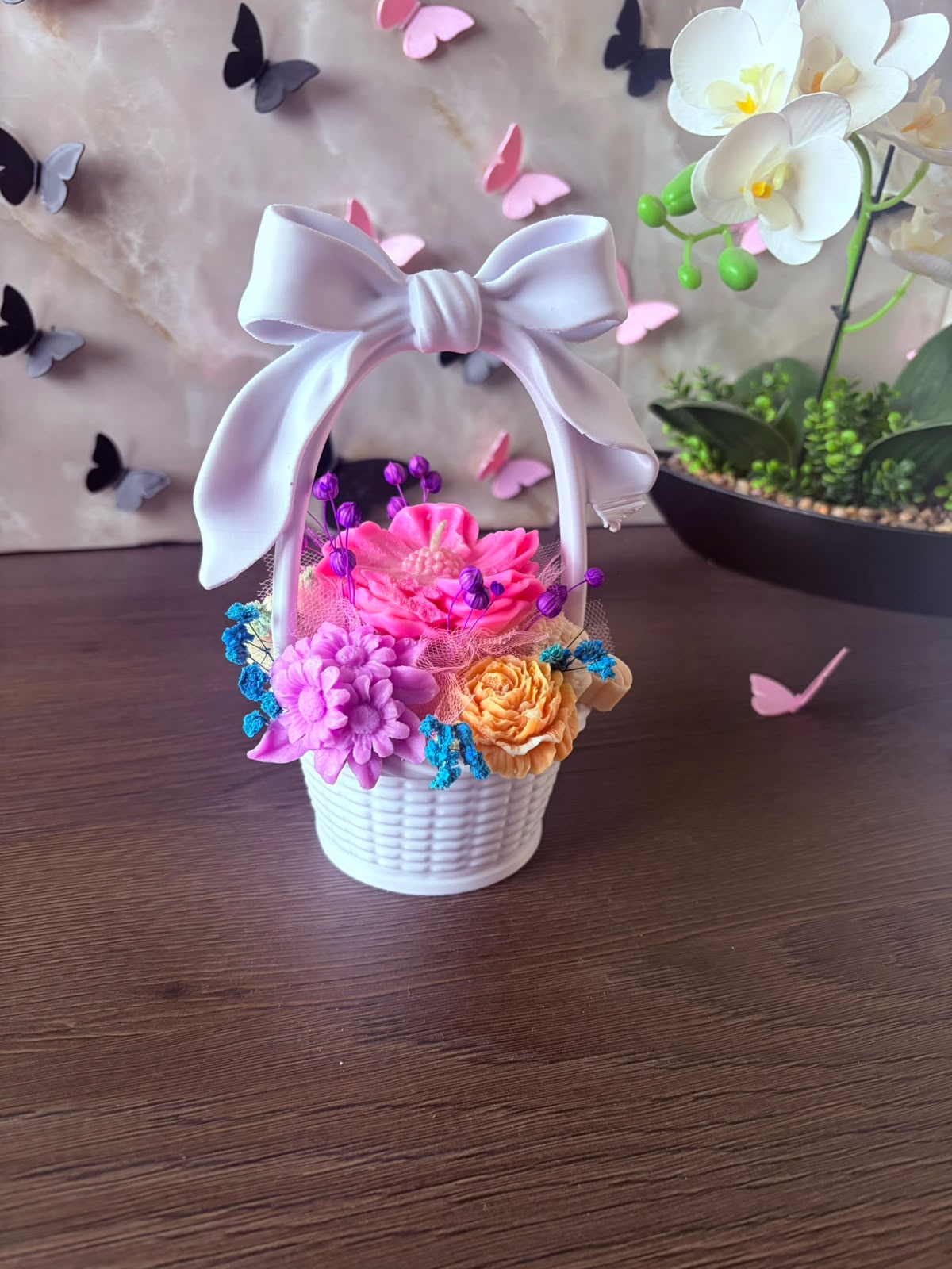 Coșuleț decorativ cu fundă și flori parfumate din ceară