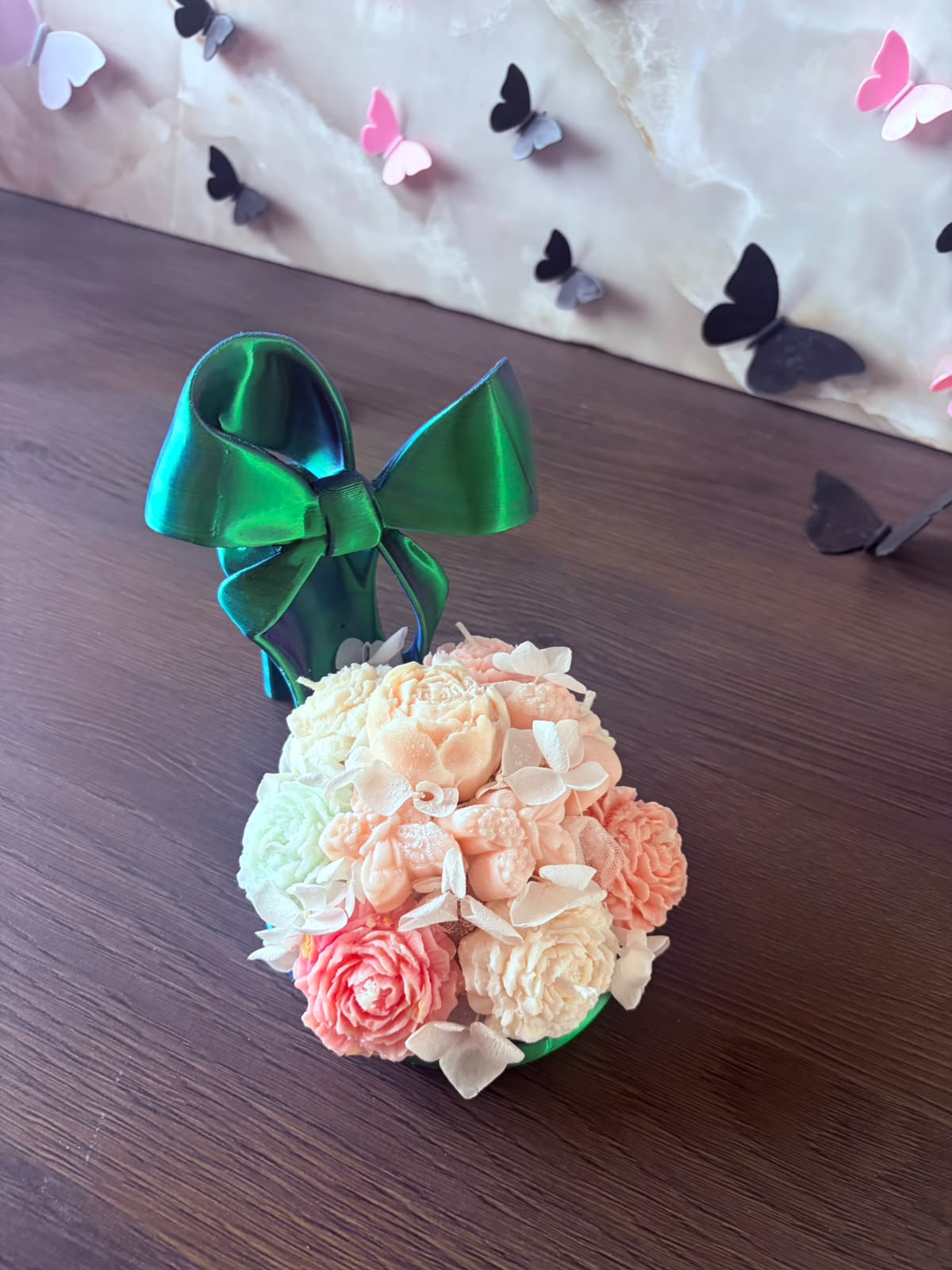 Pantof decorativ 3D cu aranjament din flori de ceară parfumată