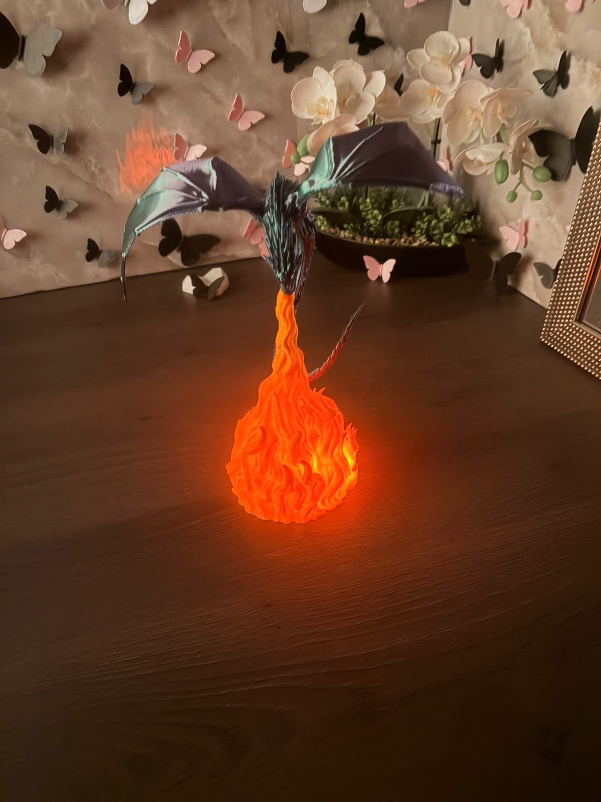 Lampă / Statuetă 3D - Dragon cu glob de foc iluminat