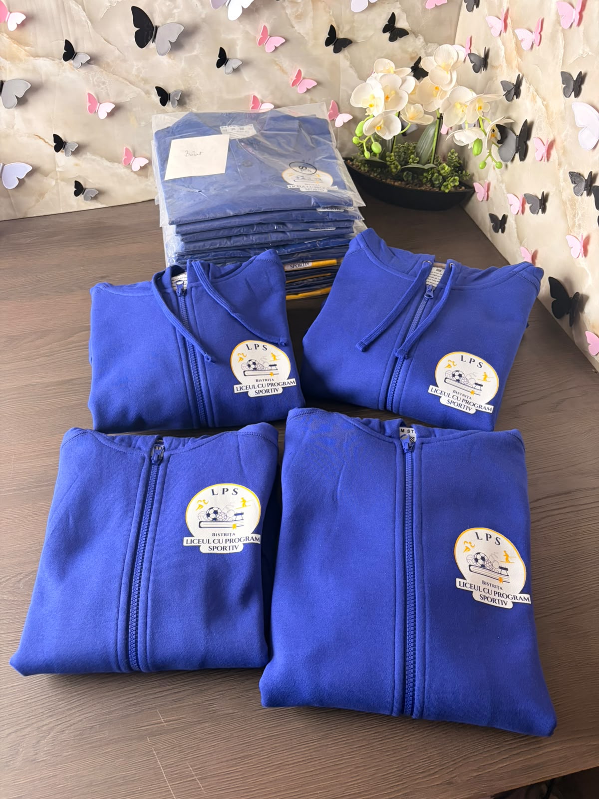 Hanorac personalizat cu fermoar și glugă pentru școală / liceu