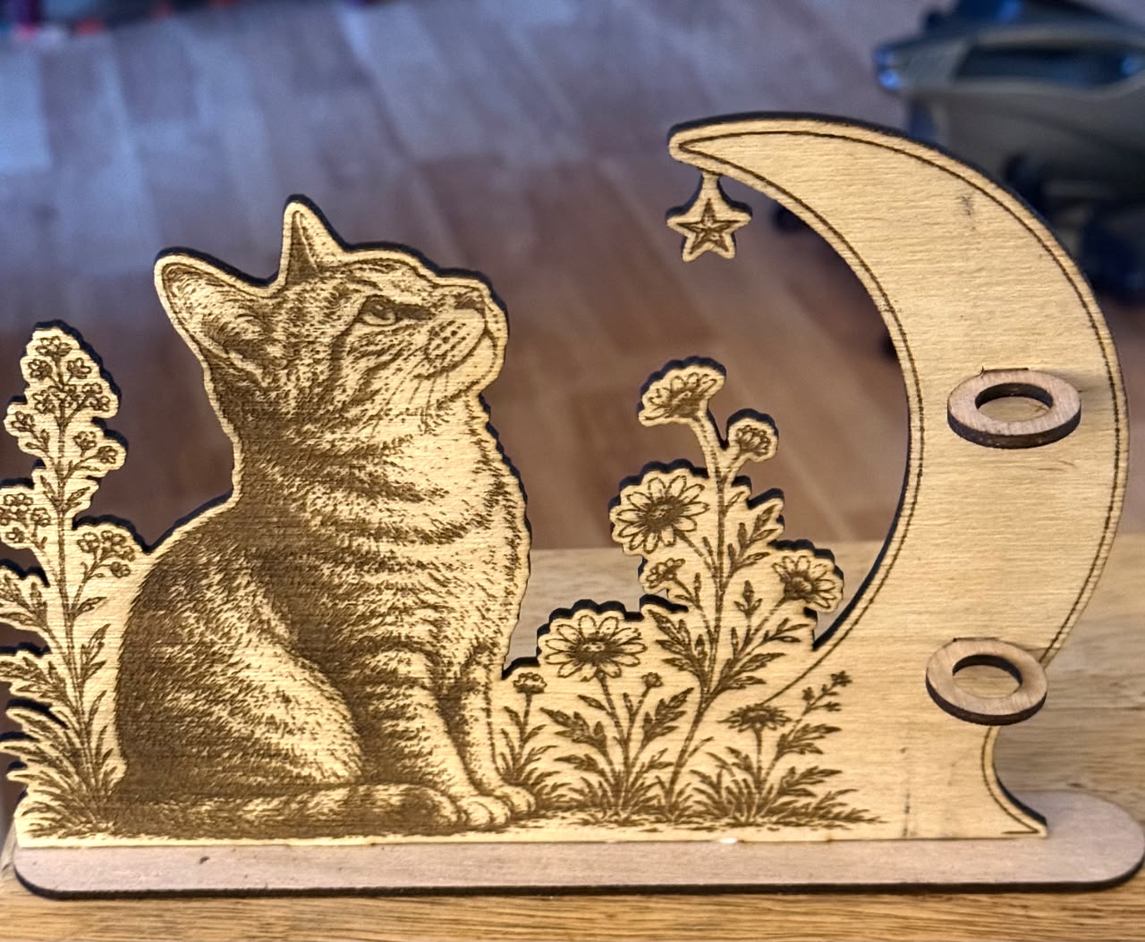 Suport pentru pixuri „Pisica și Luna” – lemn gravat