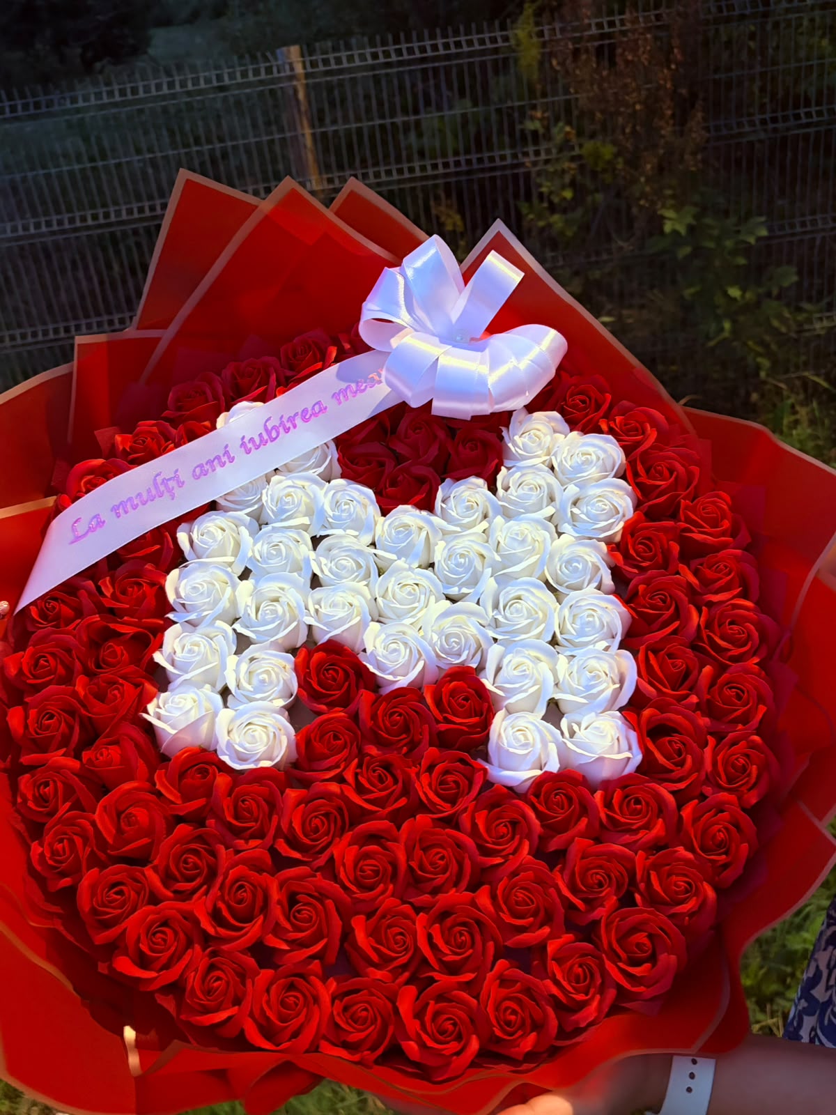 Buchet uriaș din trandafiri de satin – Personalizat cu inițială și mesaj